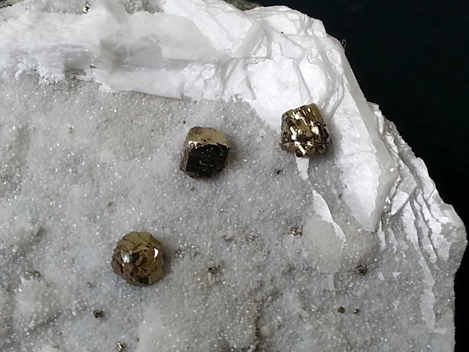 Pyrite on Calcite and Quartz
5,5 x 5 cm
(Autor: Volkmar Stingl)