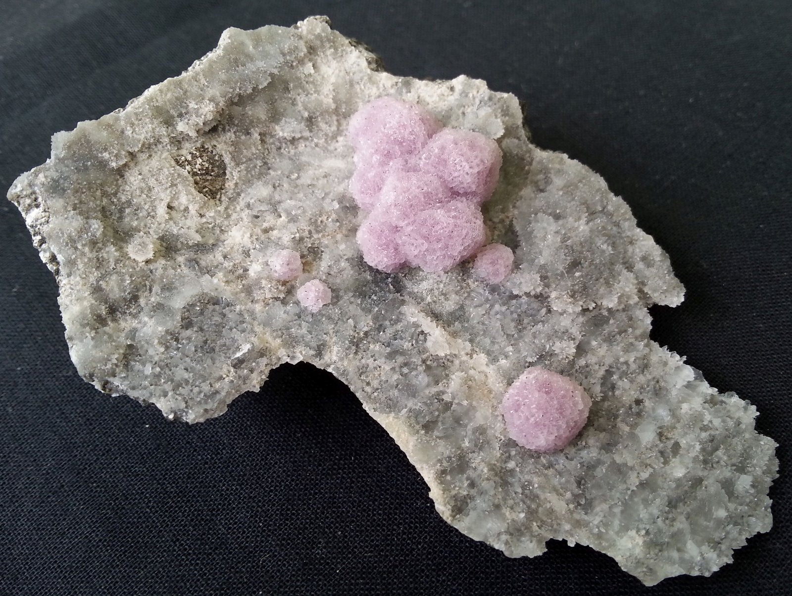 Fluorite on Calcite and minor Quartz
7 x 5 cm
(Autor: Volkmar Stingl)