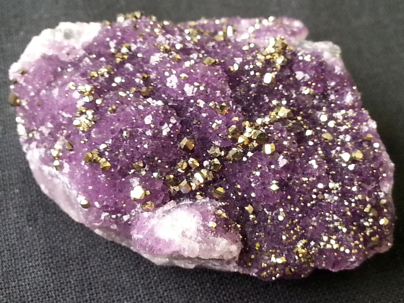 Pyrite on Fluorit<br />{LOCALITAT}