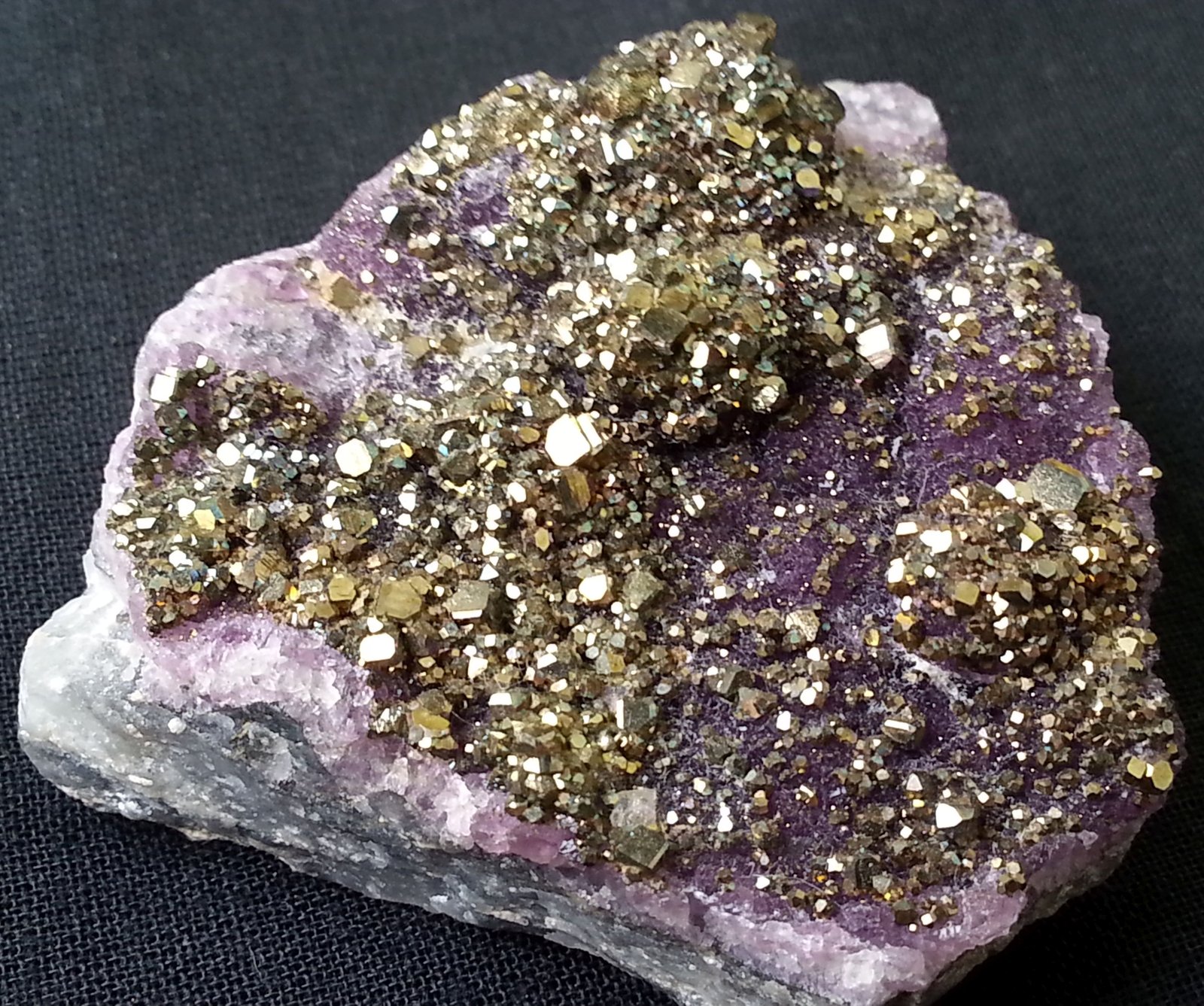 Pyrite in Fluorite
4 x 4 cm
(Autor: Volkmar Stingl)