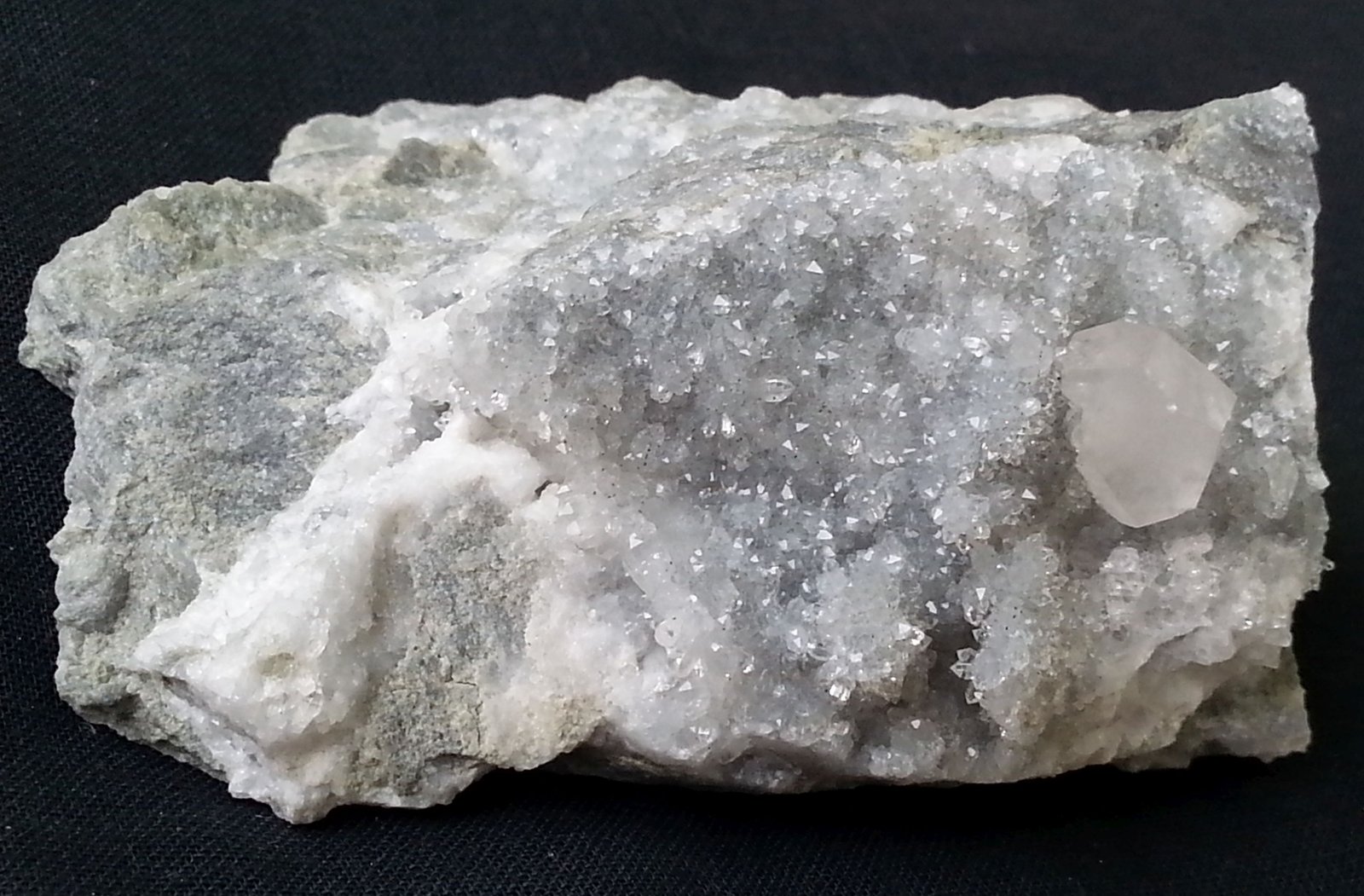 Calcite on Quartz
(Autor: Volkmar Stingl)