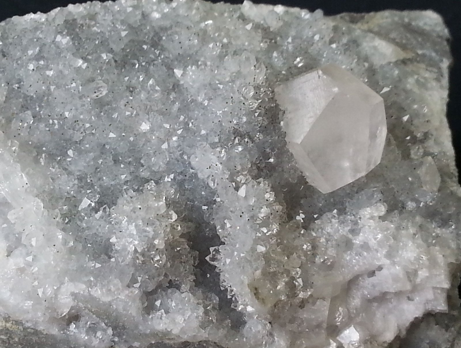 Calcite on Quartz<br />{LOCALITAT}