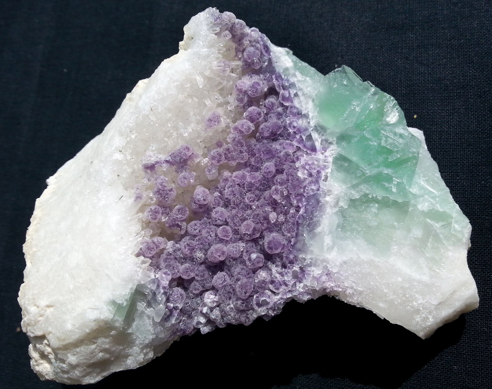 Fluorite, Quartz
7,5 x 6,5 cm
(Autor: Volkmar Stingl)