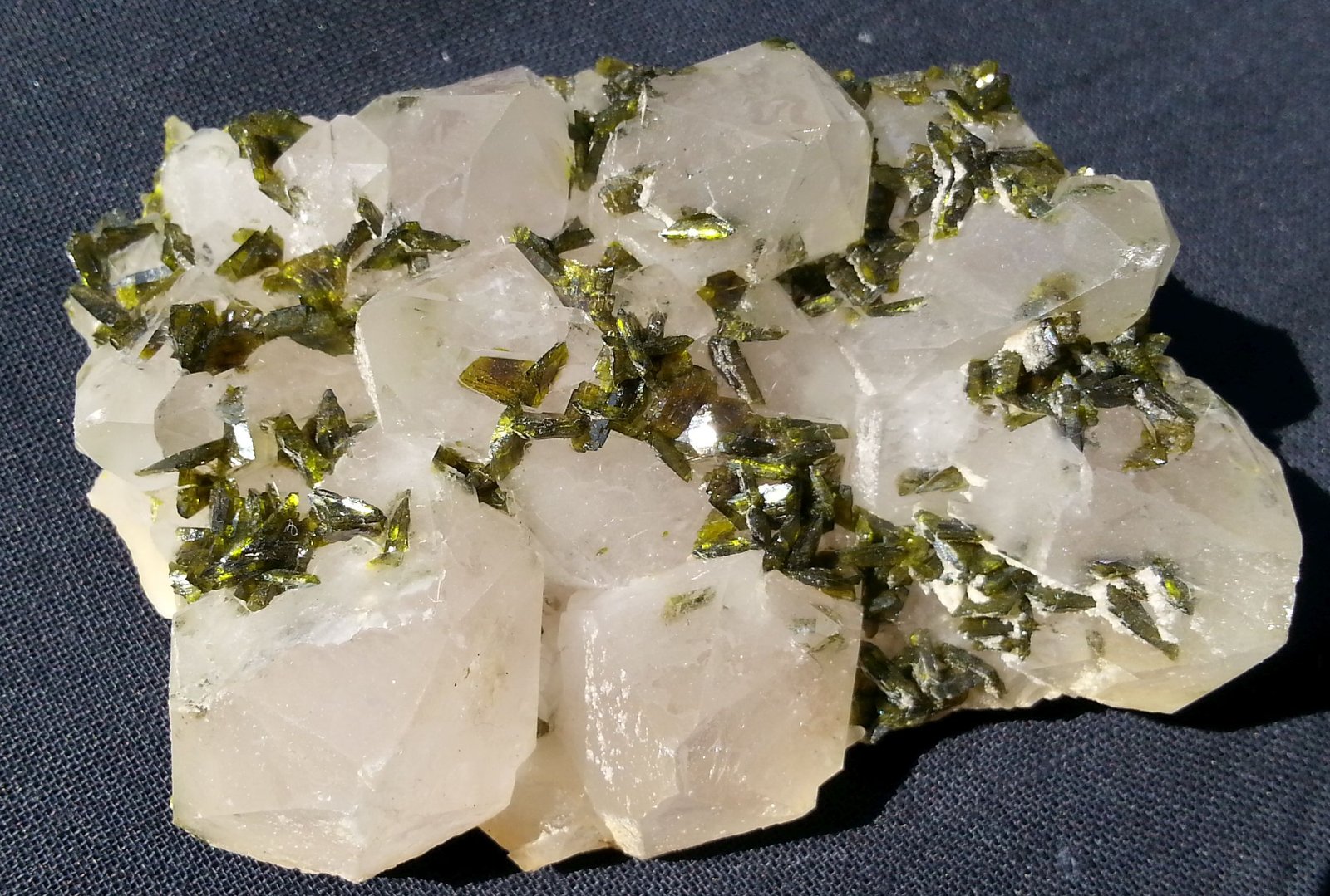 Epidote on quartz
6 x 4 cm
(Autor: Volkmar Stingl)