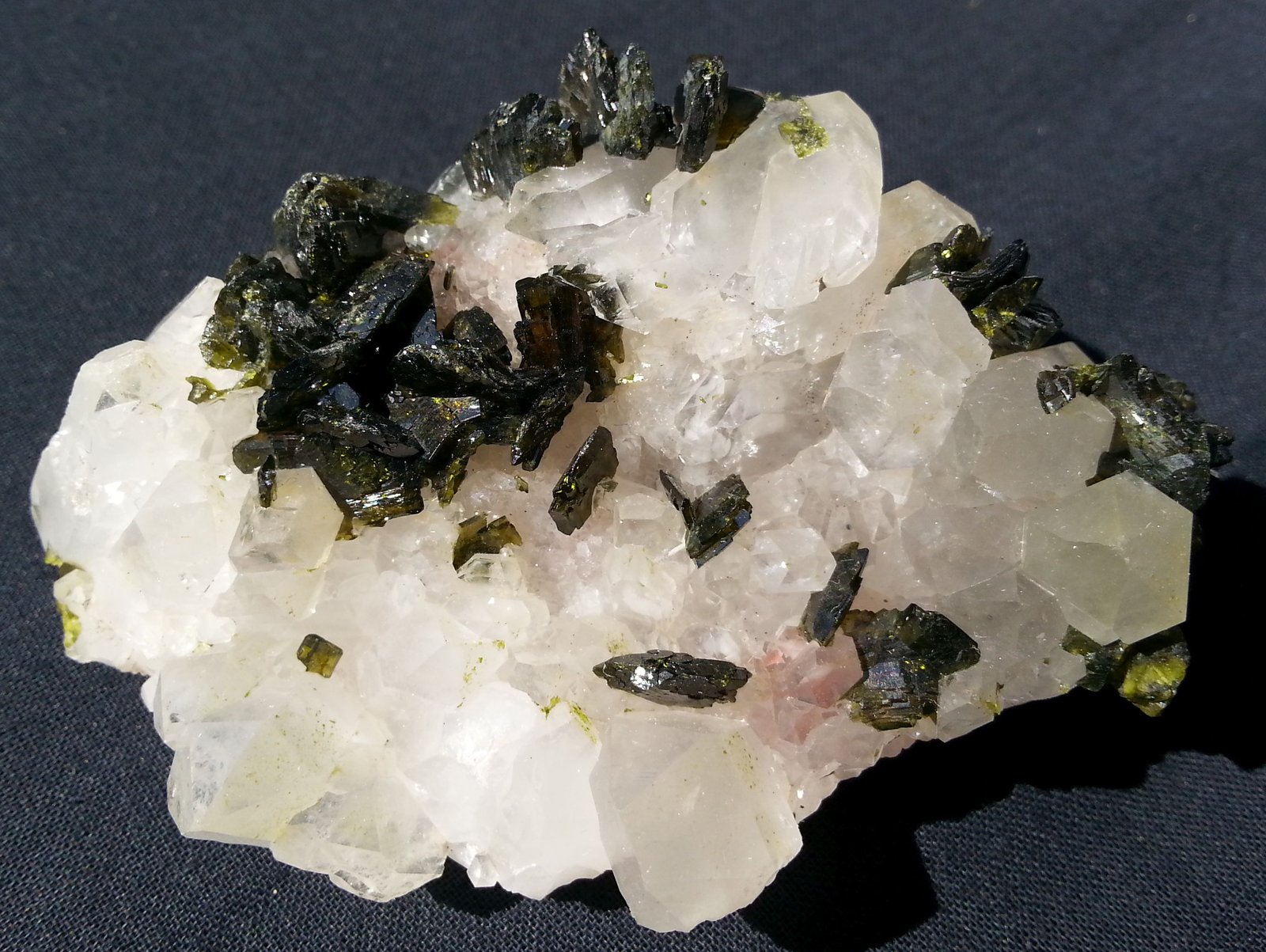 Epidote on Quartz
8 x 5 cm
(Autor: Volkmar Stingl)