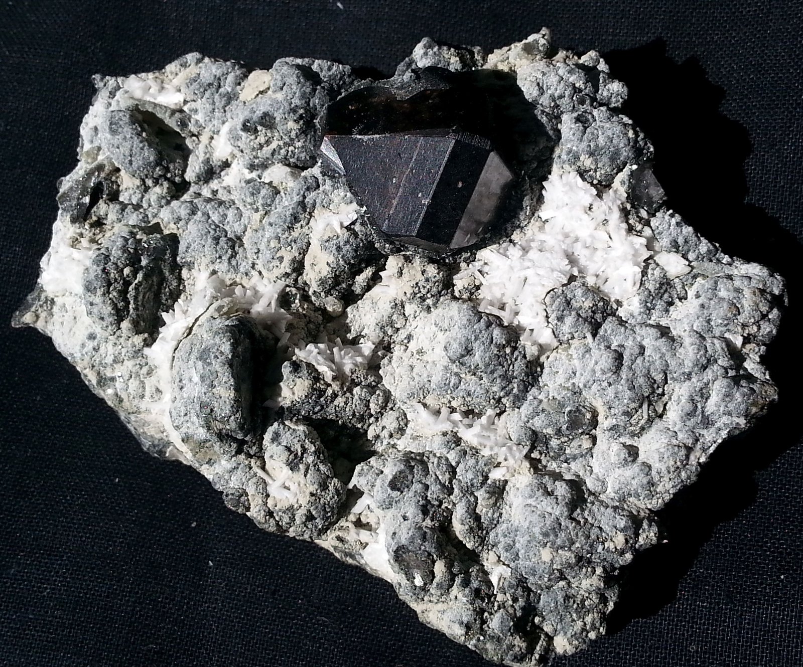 Cassiterite, Laumontite
7 x 5 cm
(Autor: Volkmar Stingl)
