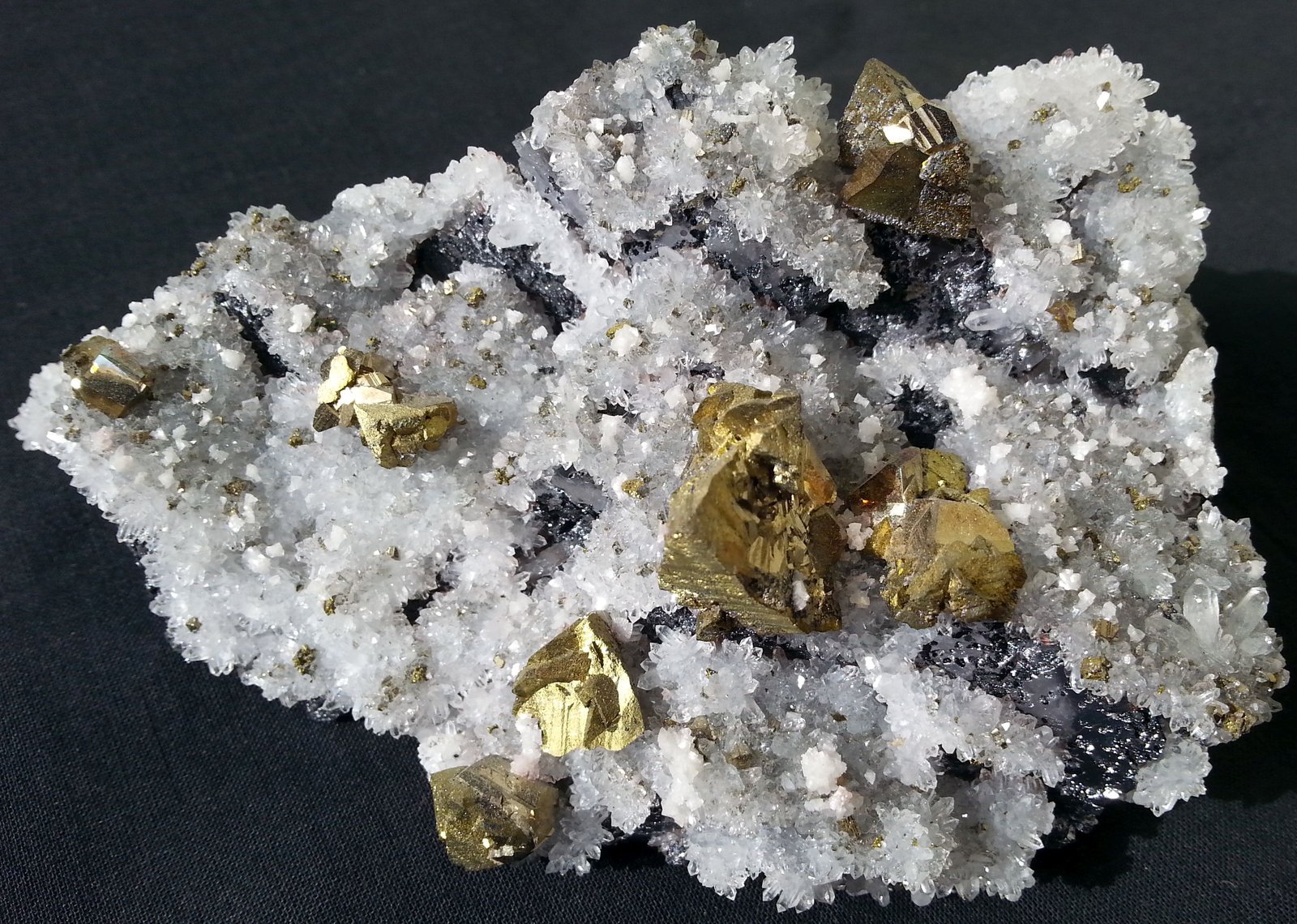 Chalcopyrite, Quartz, Pyrite, Dolomite, Galena
13 x 8 cm
(Autor: Volkmar Stingl)