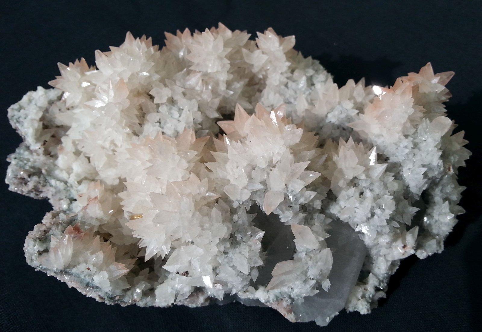 Calcite on Quartz (variety smoky)
16 x 10 cm
(Autor: Volkmar Stingl)