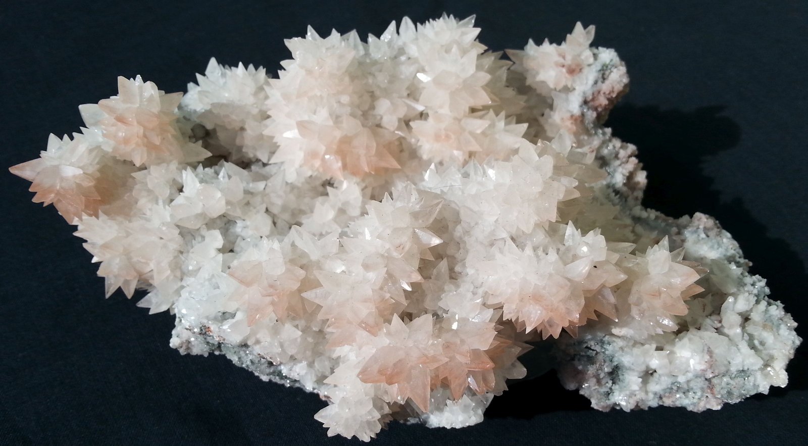 Calcite on Quartz (variety smoky)
16 x 10
(Autor: Volkmar Stingl)