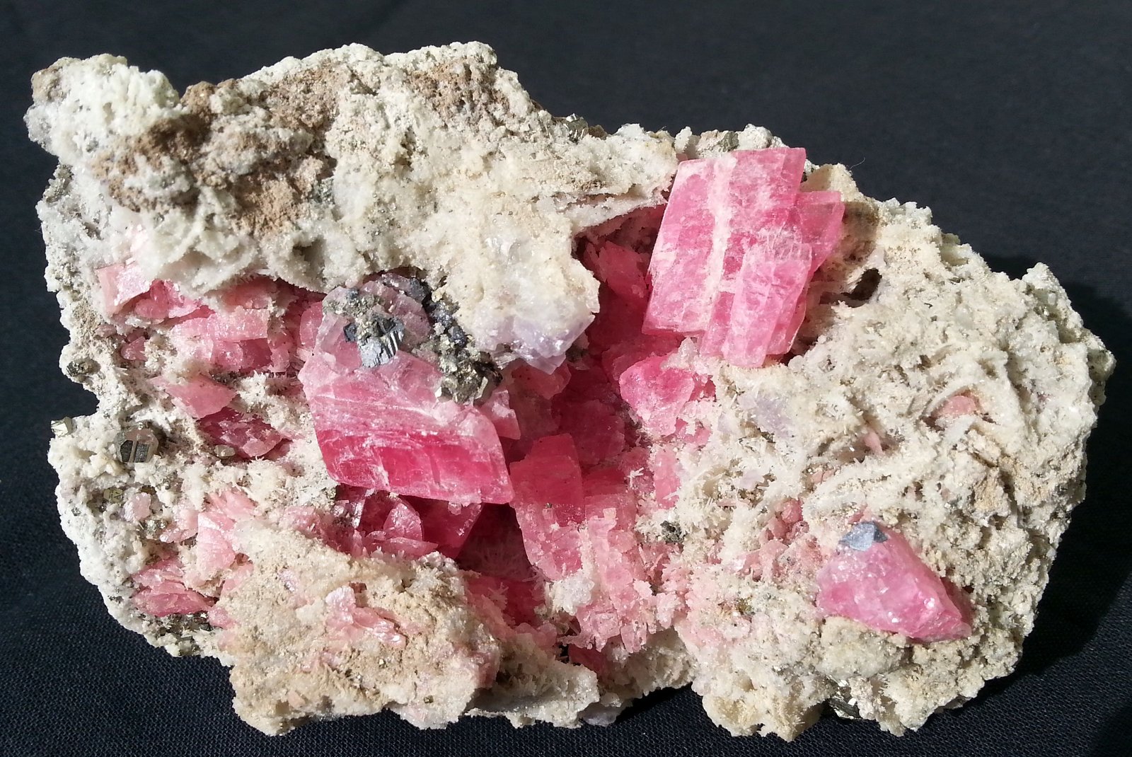 Rhodochrosite, Pyrite
10 x 6 cm
(Autor: Volkmar Stingl)