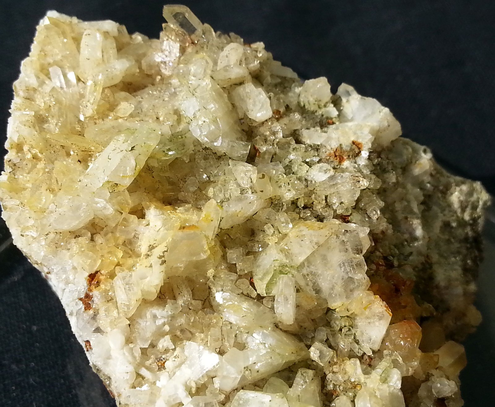 Albite, Quartz
5 x 3,5 cm
(Autor: Volkmar Stingl)