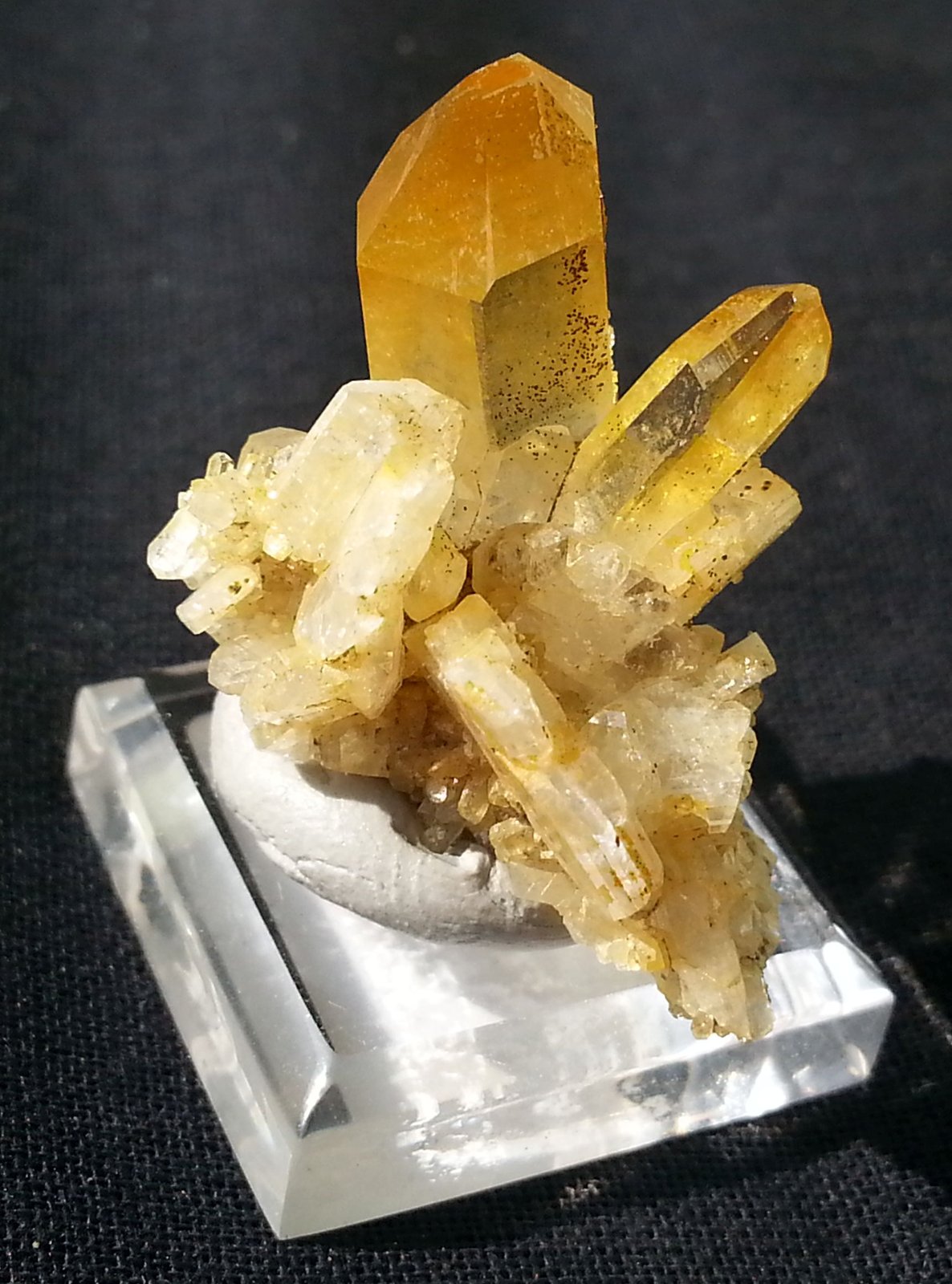 Quartz, Albite
2 x 2 cm
(Autor: Volkmar Stingl)