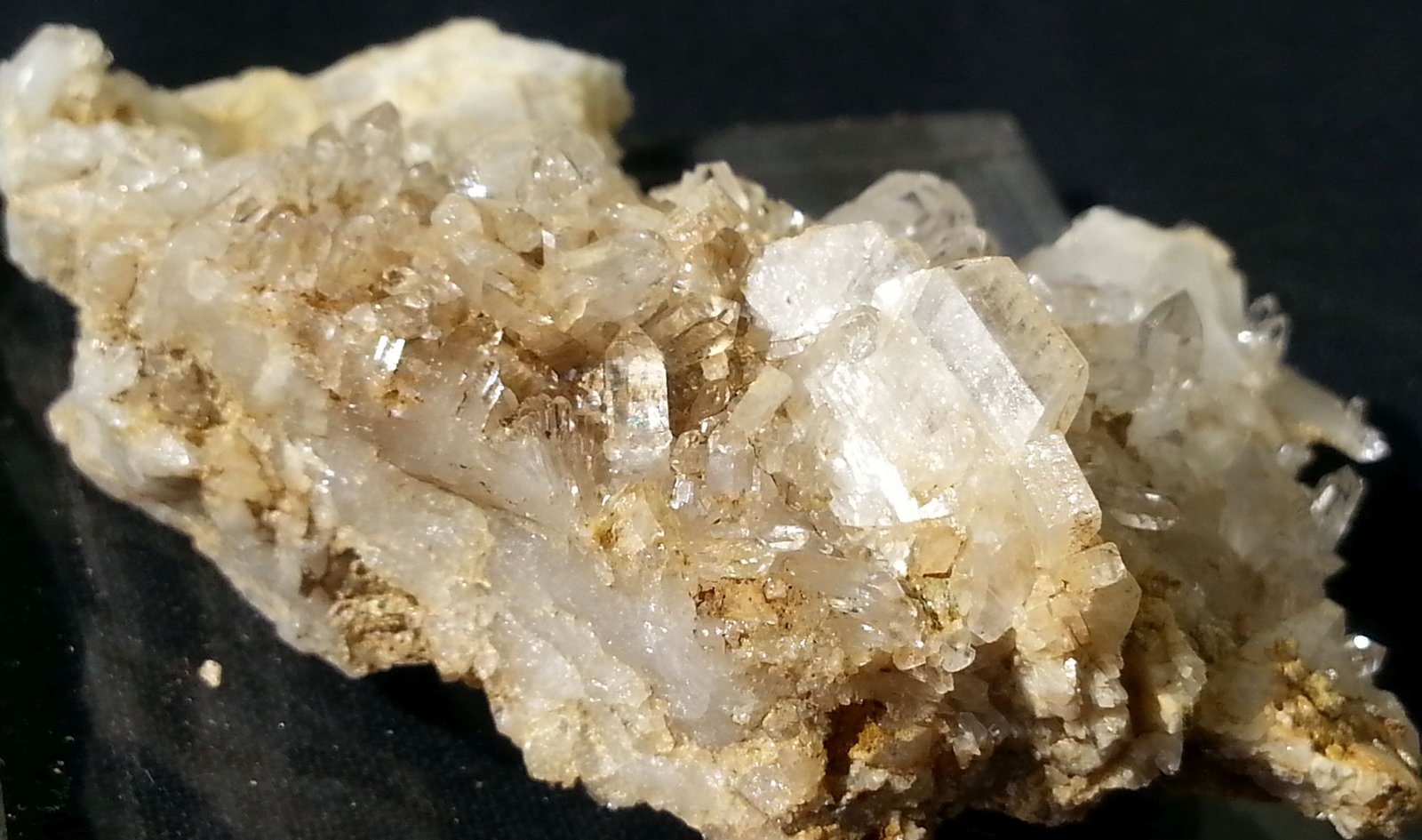 Quartz, Albite
6 x 3 cm
(Autor: Volkmar Stingl)