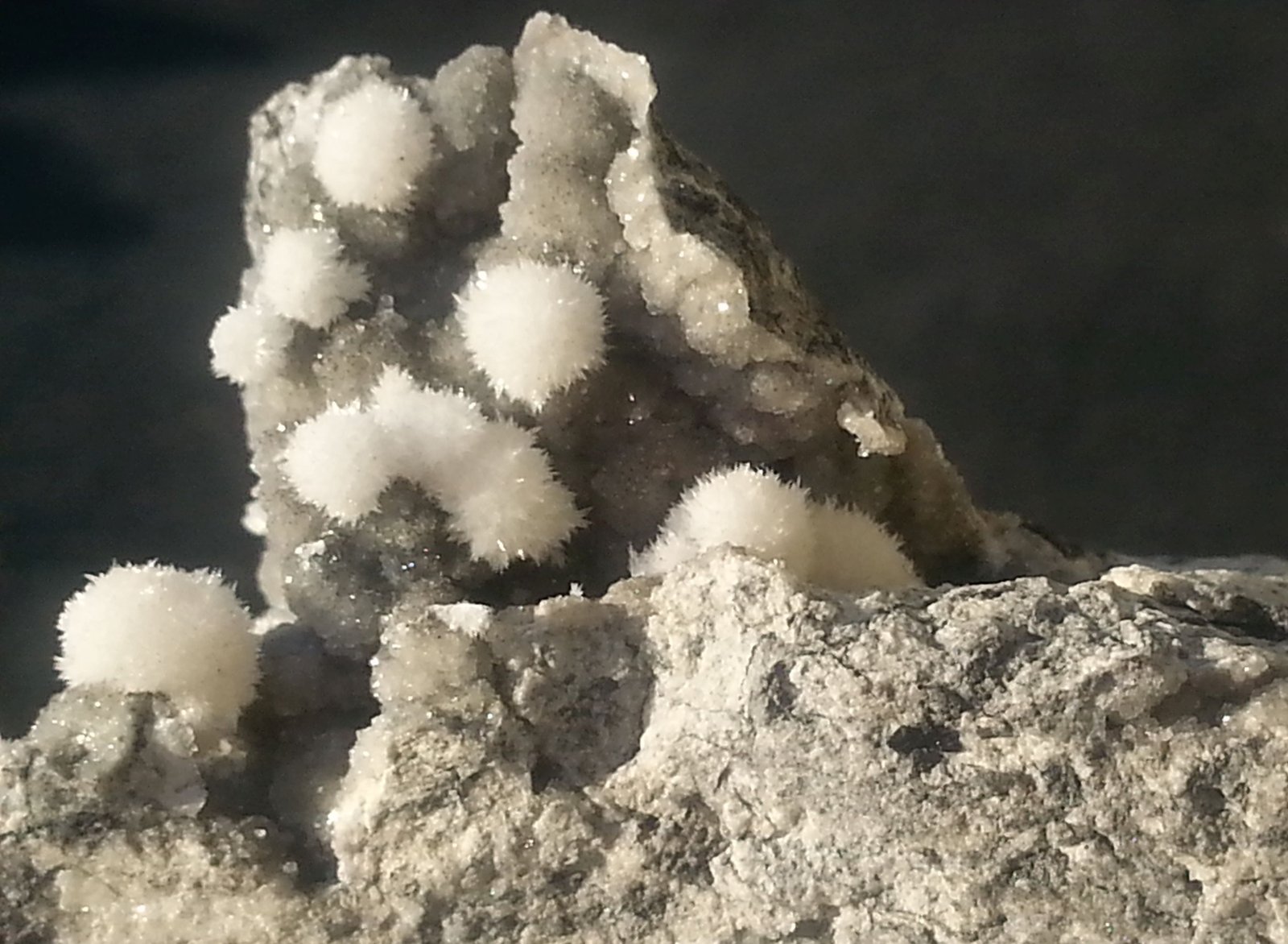 Strontianite, Calcite
5,5 x 4 cm
(Autor: Volkmar Stingl)