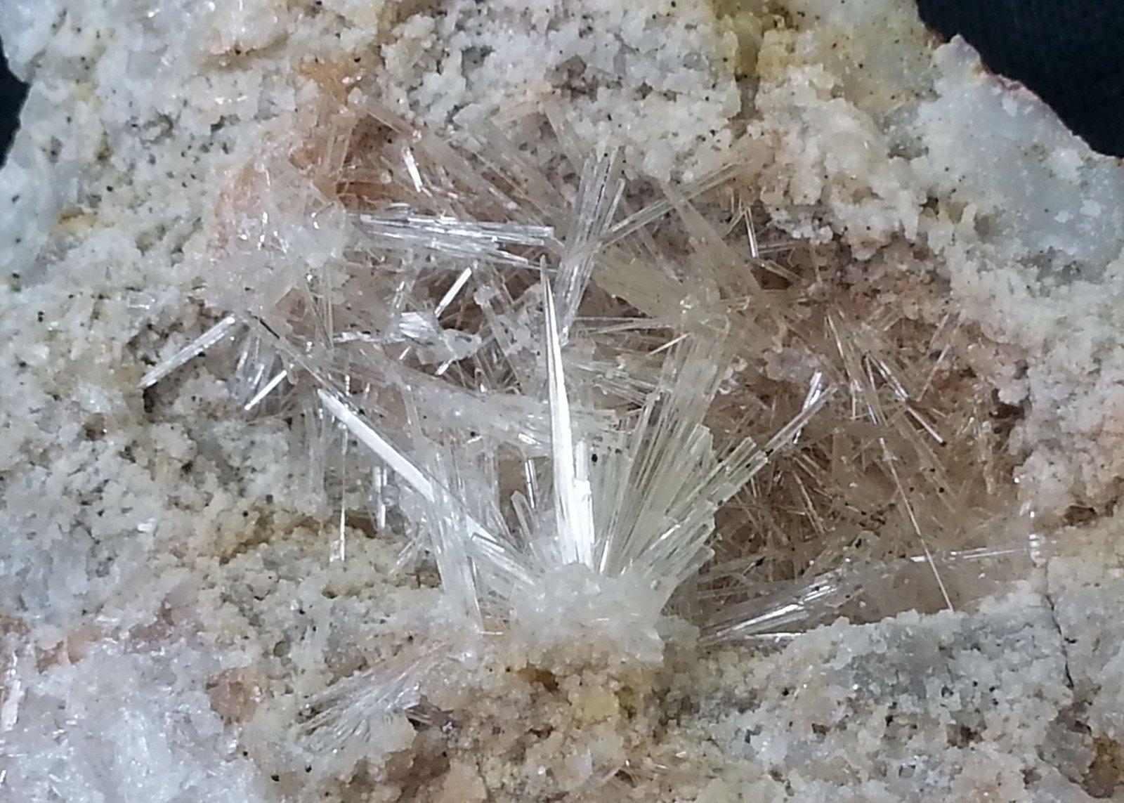 Aragonite
6 x 4,5 cm
(Autor: Volkmar Stingl)