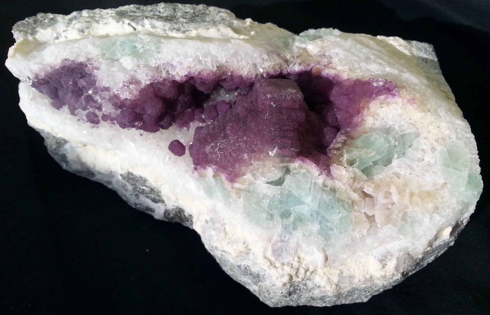 Fluorite on druzy Quartz
15 x 9 x 6 cm
(Autor: Volkmar Stingl)