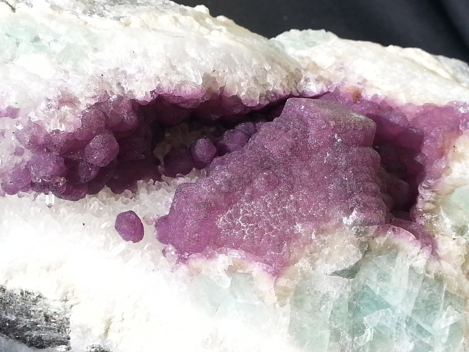 Fluorite on druzy Quartz
15 x 9 x 6 cm
(Autor: Volkmar Stingl)