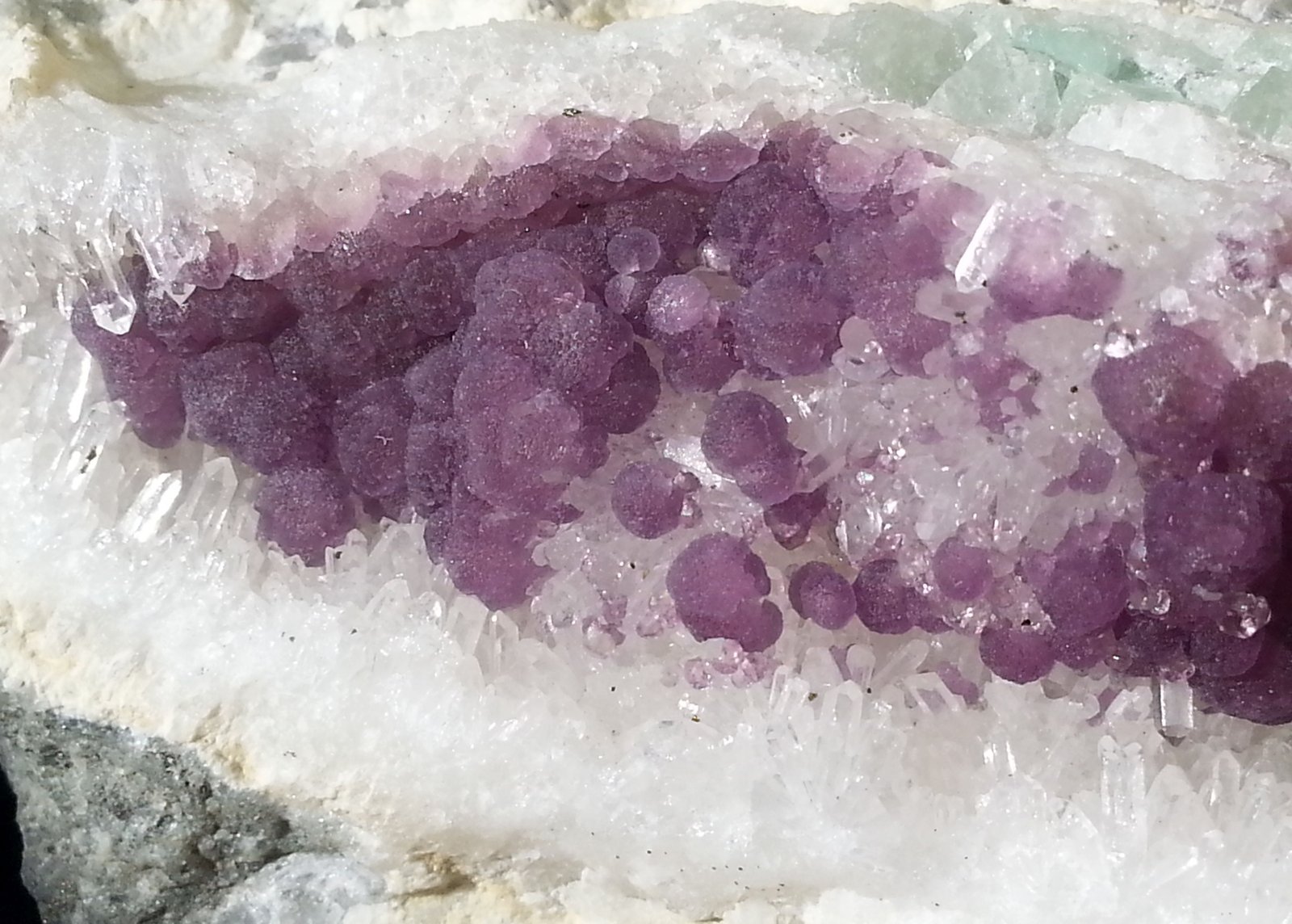 Fluorite on druzy Quartz
15 x 9 x 6 cm
(Autor: Volkmar Stingl)