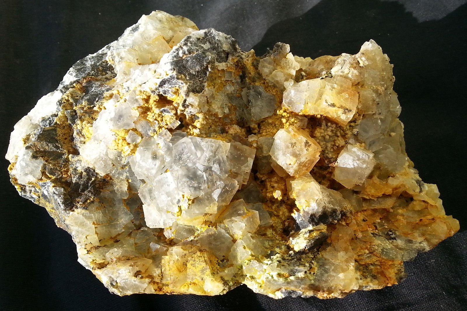 Fluorite, Quartz (variety chalcedony)
14 x 10 x 7 cm
(Autor: Volkmar Stingl)
