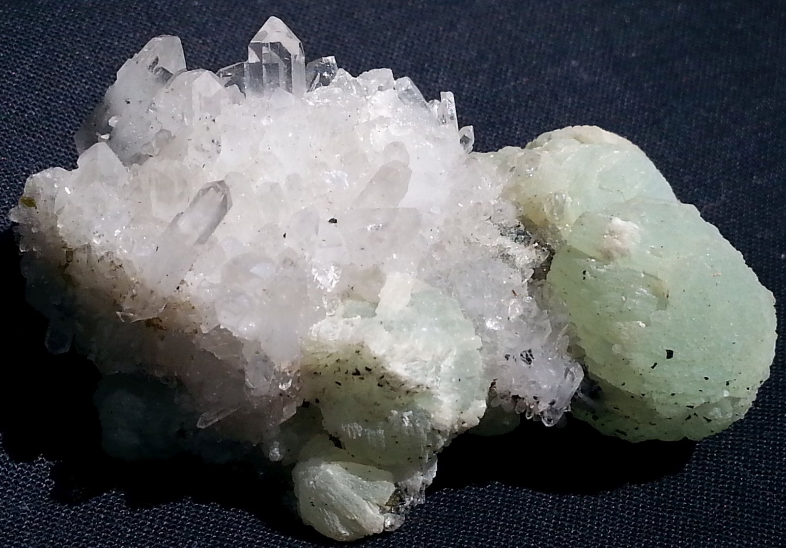 Prehnite, Quartz, Babingtonite
5,5 x 3,5 cm
(Autor: Volkmar Stingl)