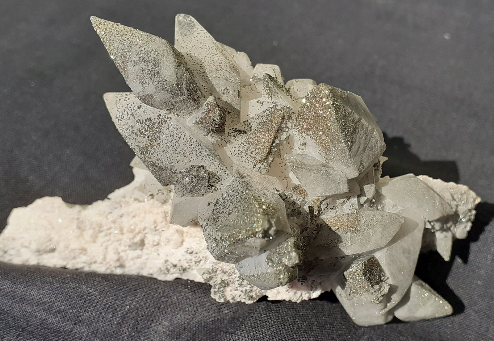Calcite, Chalcopyrite
9 x 5 cm
(Autor: Volkmar Stingl)