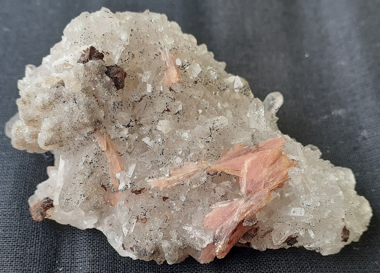 Inesite, Hubeite, Quartz, 'Apophyllite'
6 x 4 cm
(Autor: Volkmar Stingl)