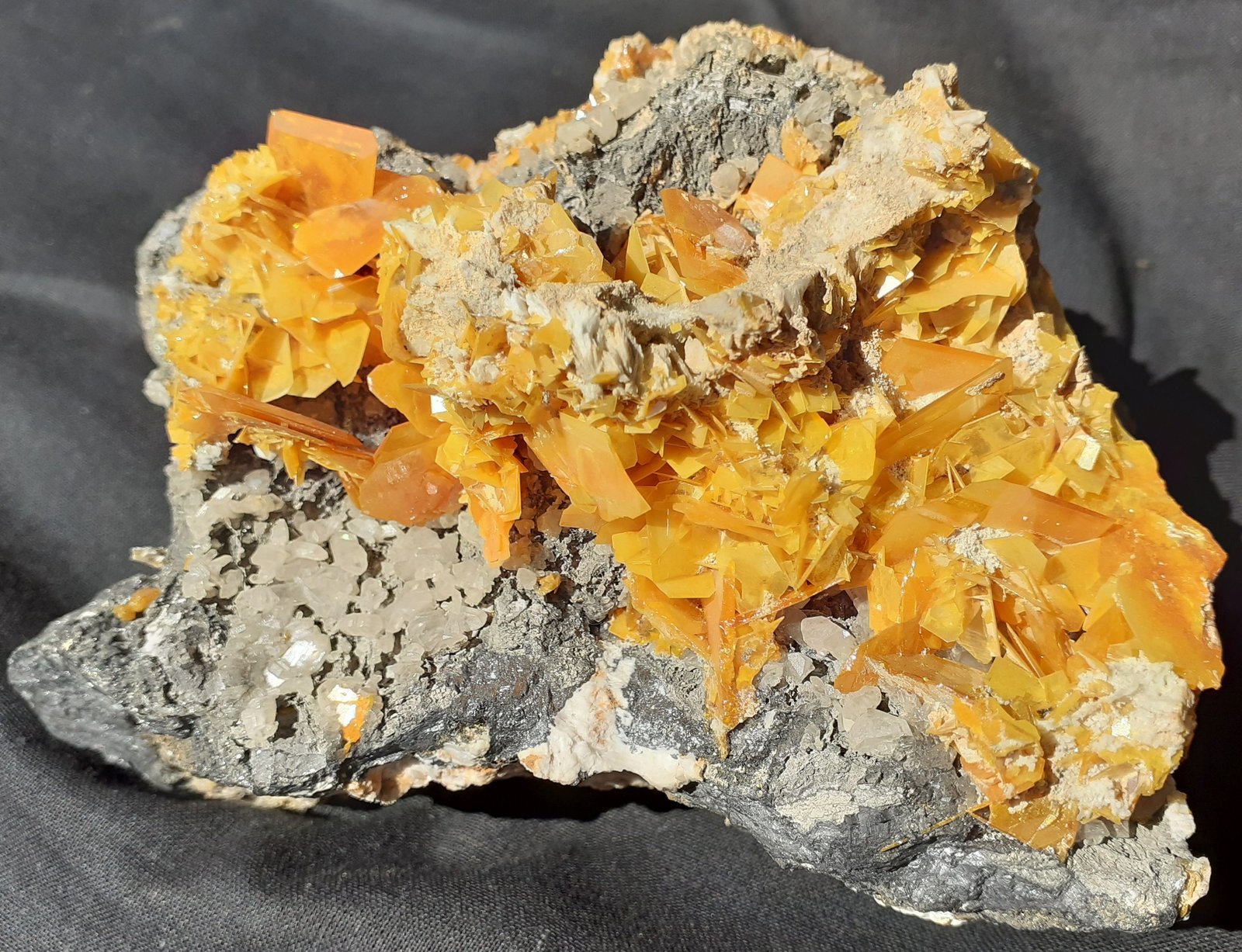 Wulfenite, Cerussite, Galena
12 x 8 cm
(Autor: Volkmar Stingl)