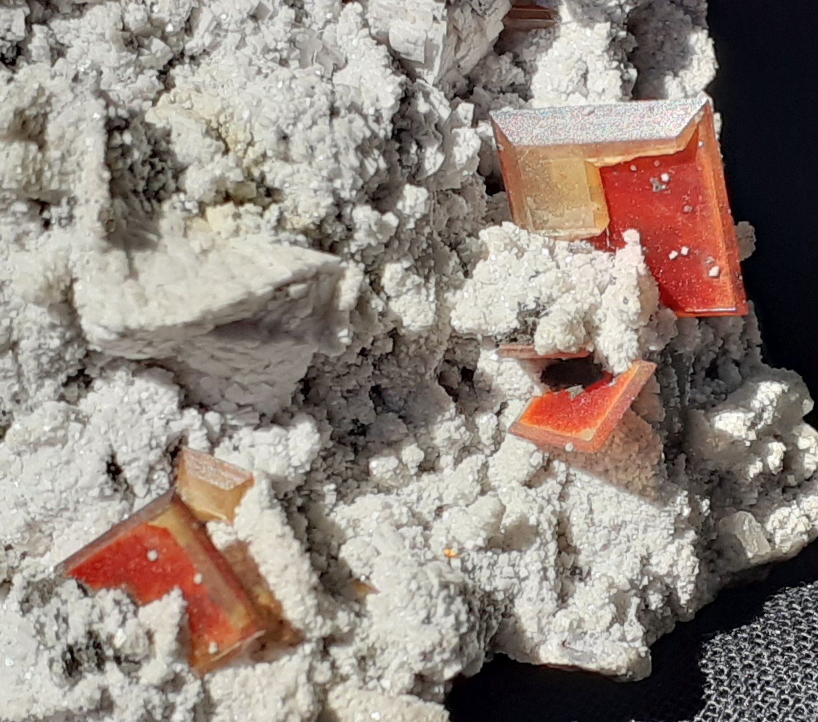 Wulfenite on Dolomite
6 x 5 cm
(Autor: Volkmar Stingl)