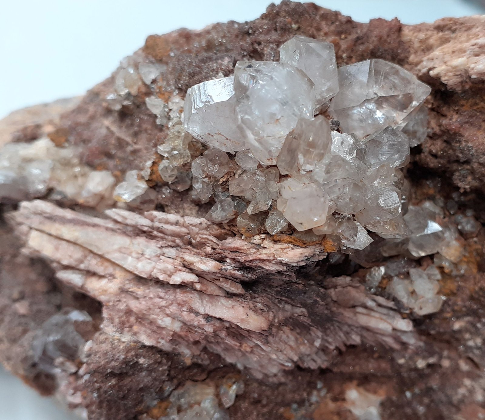 Quartz, Baryte
FOV 10 x 8 cm
(Autor: Volkmar Stingl)