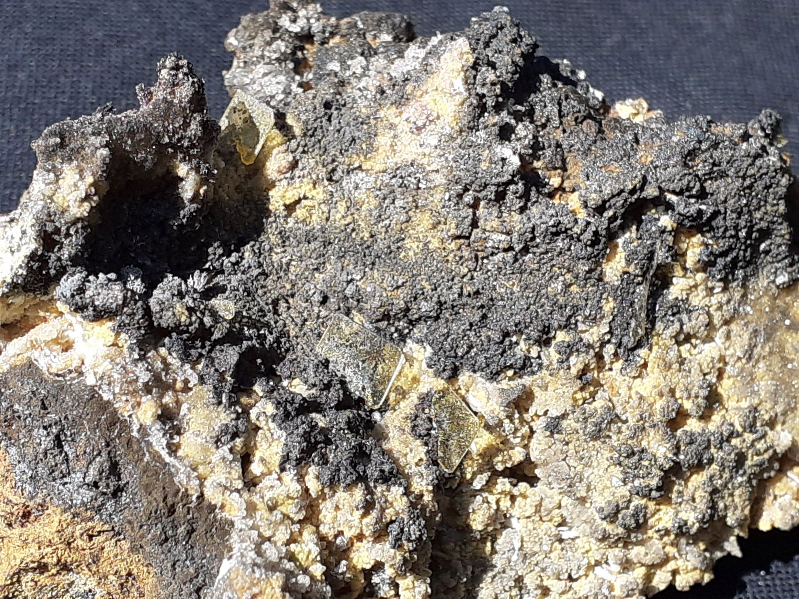 Wulfenite, Perite, Chlorargyrite
7 x 5,5 cm
(Autor: Volkmar Stingl)