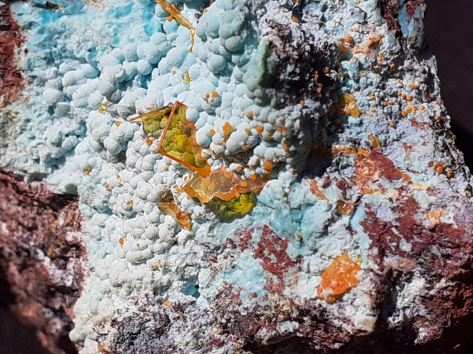 Wulfenite, Mimetesite, Chrysocolla
4 x 4 cm
(Autor: Volkmar Stingl)