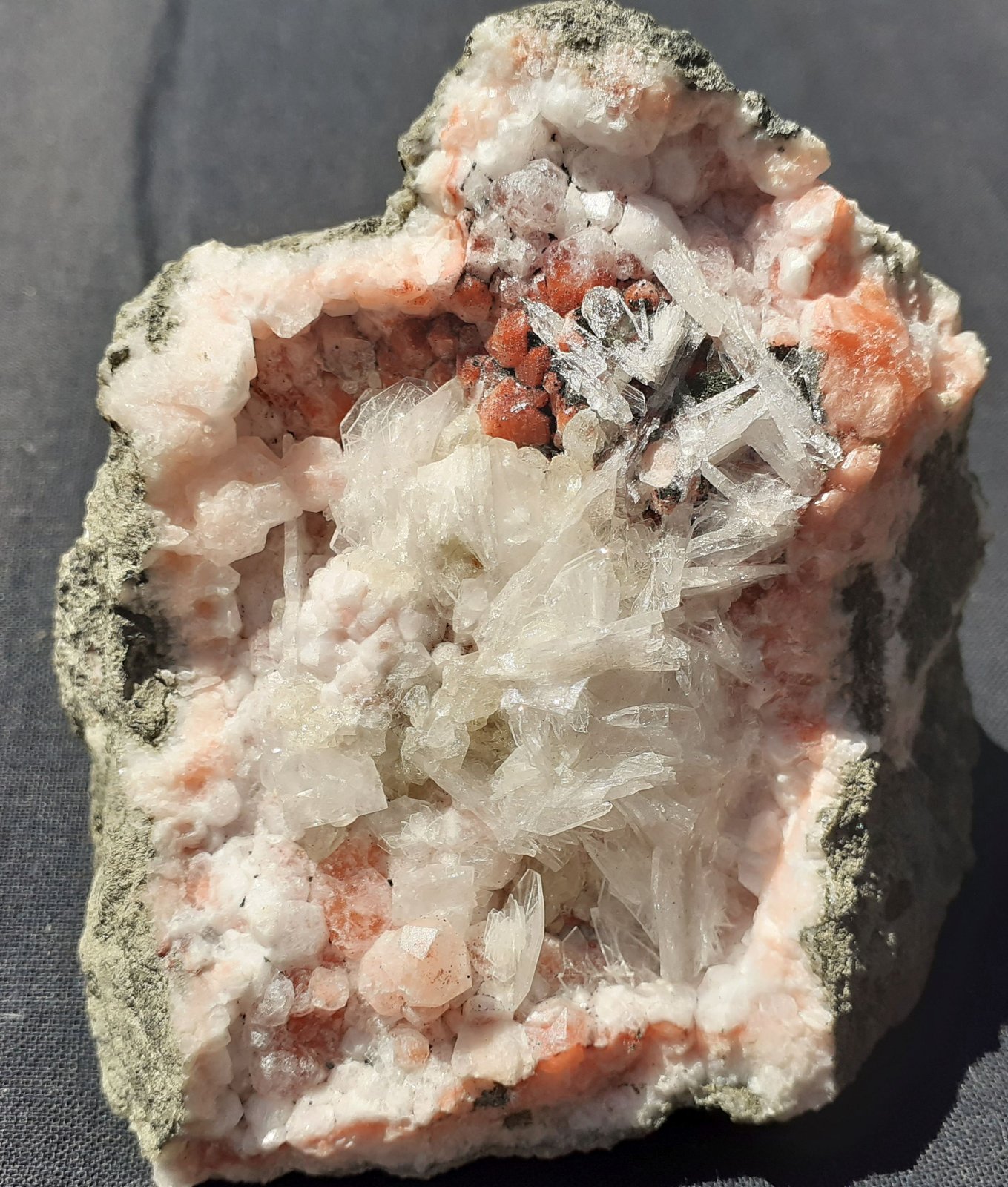 Analcime, 'Apophyllite', Datolite, Calcite
7,5 x 7,5 cm
(Autor: Volkmar Stingl)