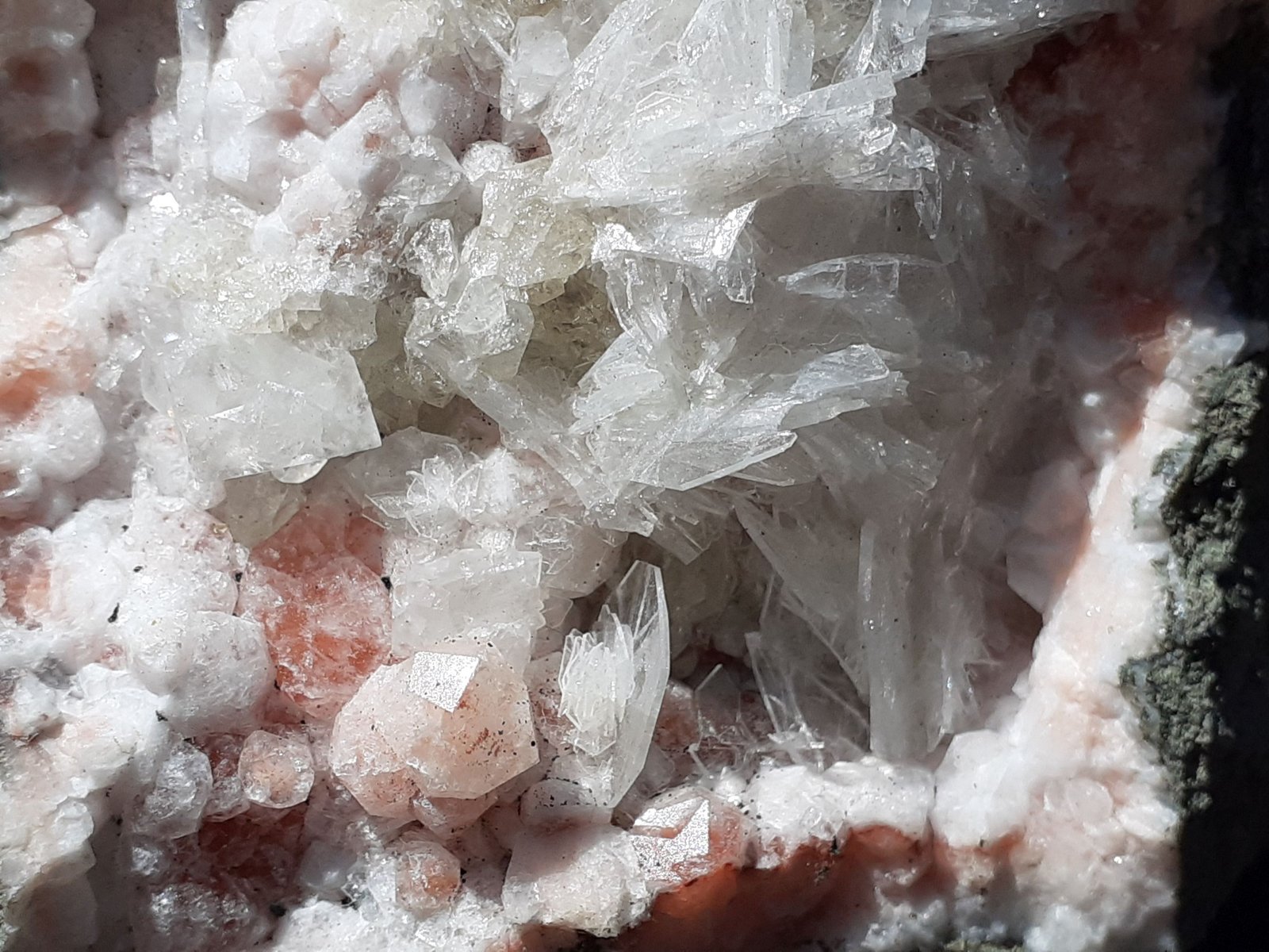 Analcime, 'Apophyllite', Datolite, Calcite
7,5 x 7,5 cm
(Autor: Volkmar Stingl)