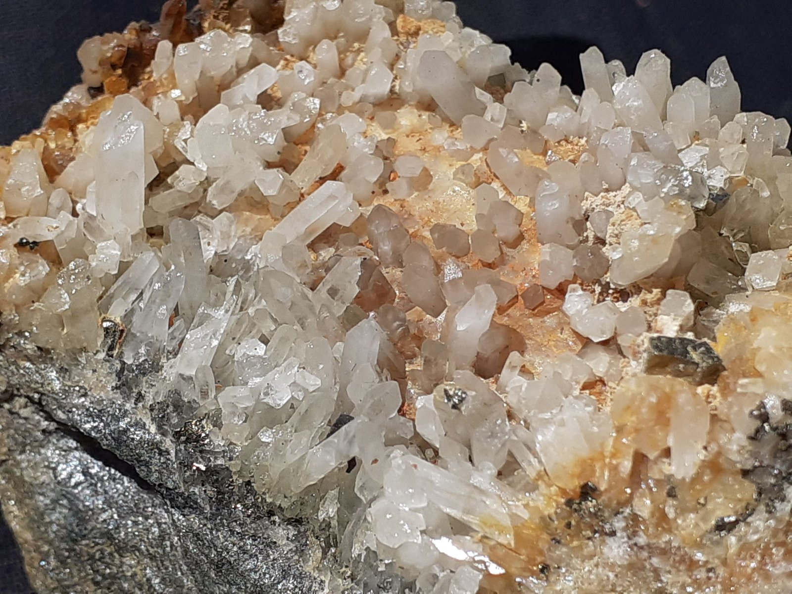 Quartz, Pyrite
7 x 4 cm
(Autor: Volkmar Stingl)