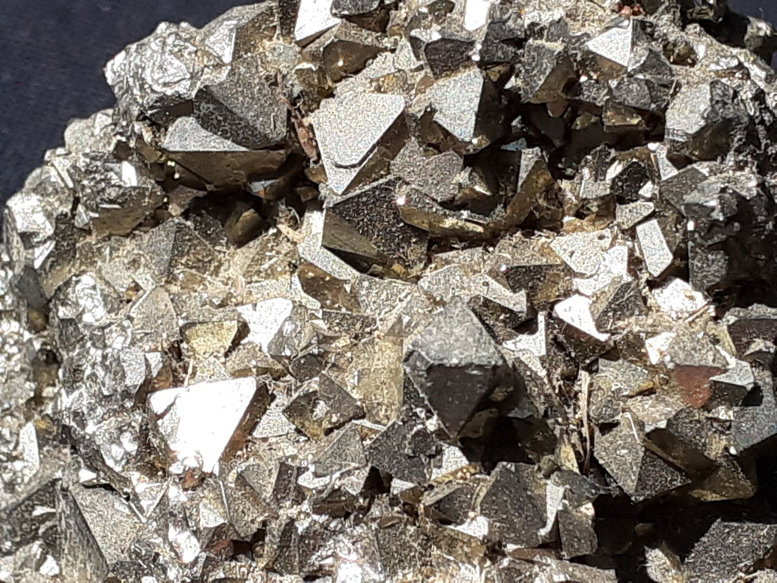 Pyrite
4,5 x 4 cm
(Autor: Volkmar Stingl)