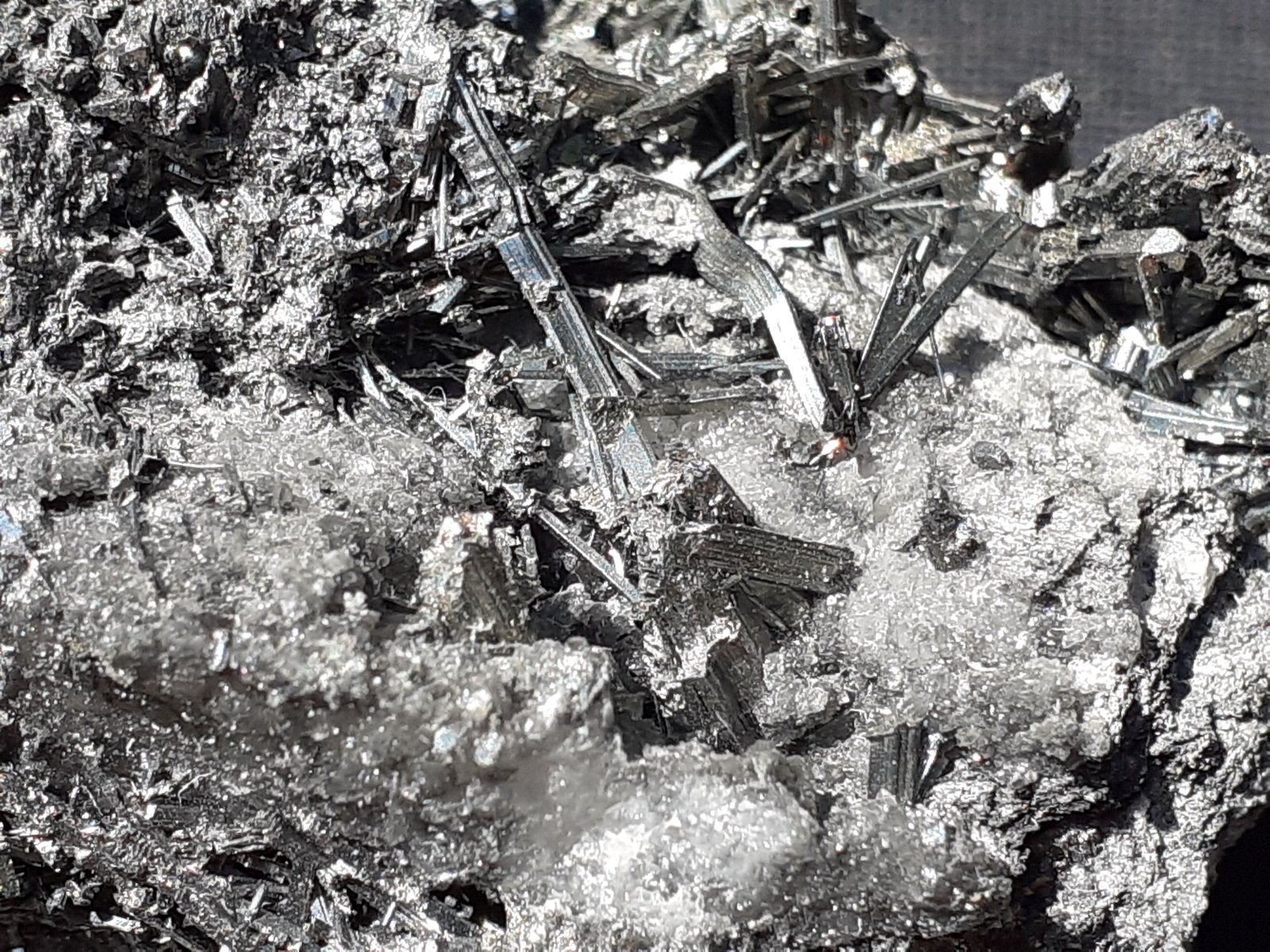 Stibnite
6 x 3,5 cm
(Autor: Volkmar Stingl)