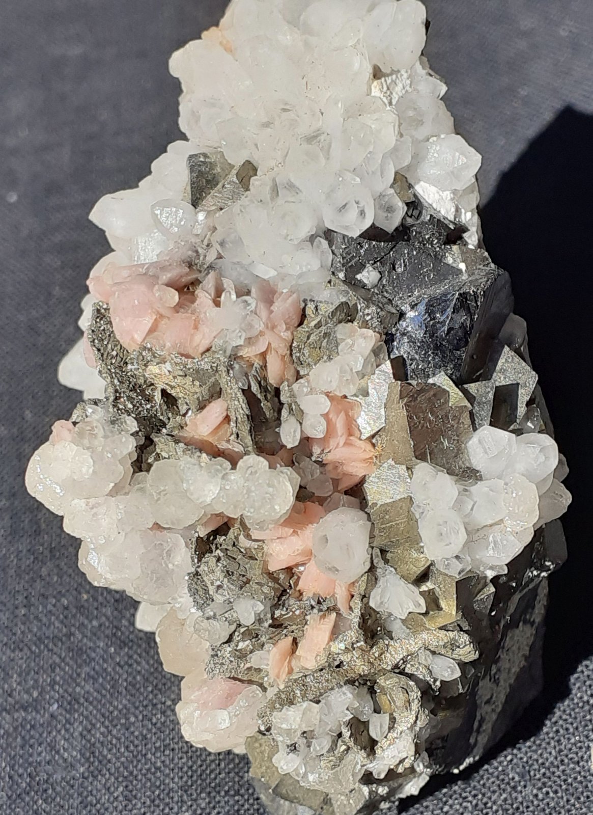 Rhodochrosite, Sphalerite, Pyrrhotite, Pyrite, Quartz, Calcite
5 x 3,5 cm
(Autor: Volkmar Stingl)