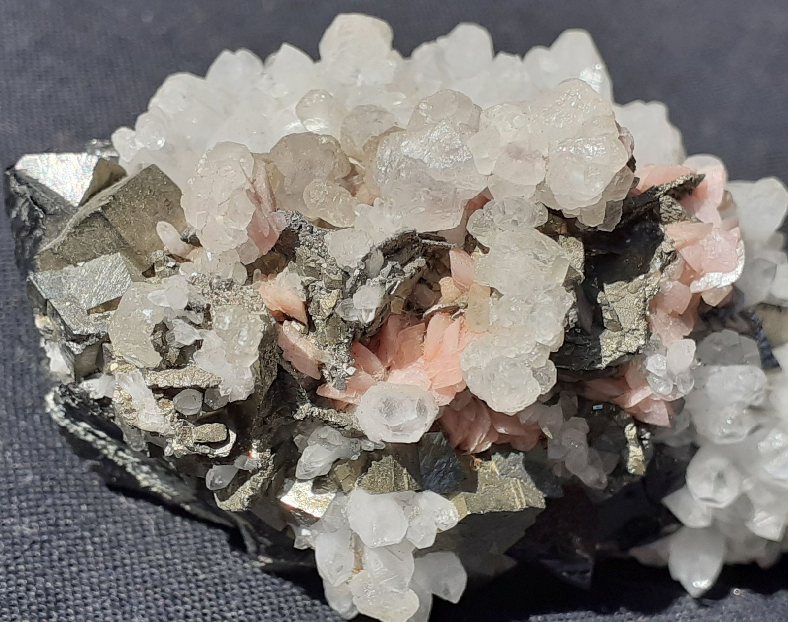 Rhodochrosite, Sphalerite, Pyrrhotite, Pyrite, Quartz, Calcite
5 x 3,5 cm
(Autor: Volkmar Stingl)