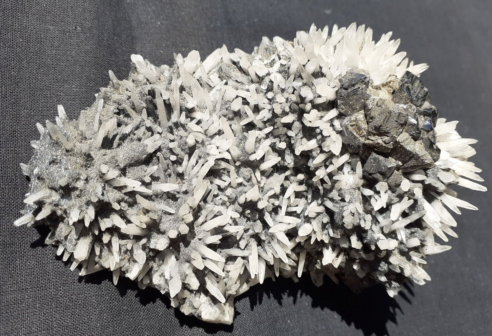 Jamesonite, Quartz, Sphalerite, Chalkopyrite
10 x 7 cm
(Autor: Volkmar Stingl)