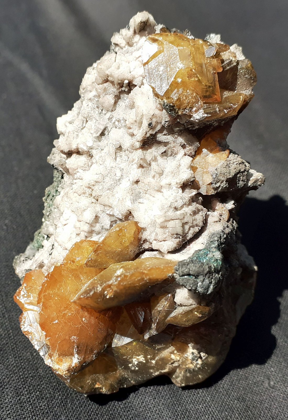 Wulfenite, Dolomite
6 x 4 cm
(Autor: Volkmar Stingl)