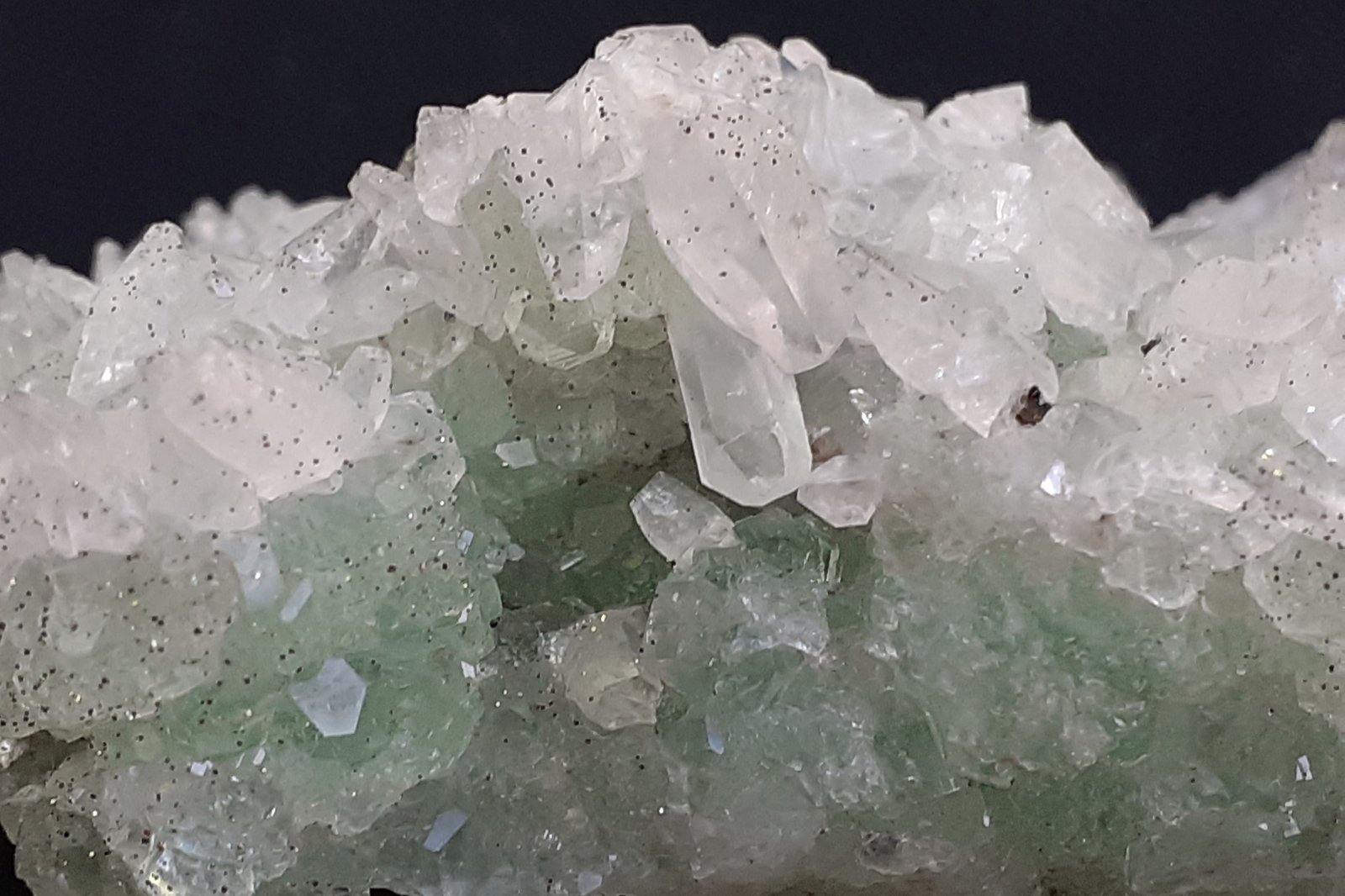 Quartz, Fluorite, Calcite, Pyrite
5,5 x 4 cm
(Autor: Volkmar Stingl)