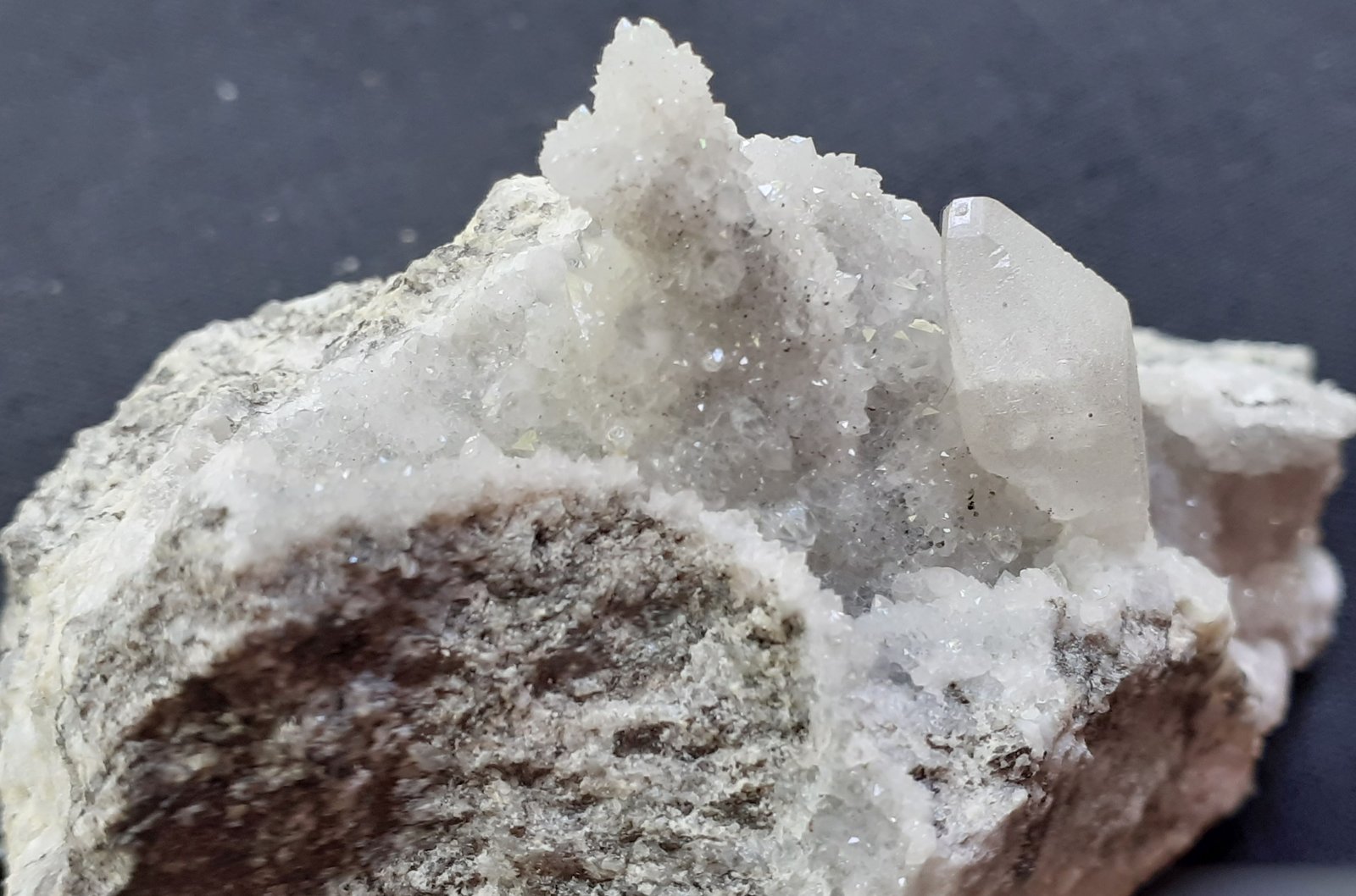 Calcite, Quartz
6 x 4 cm
(Autor: Volkmar Stingl)