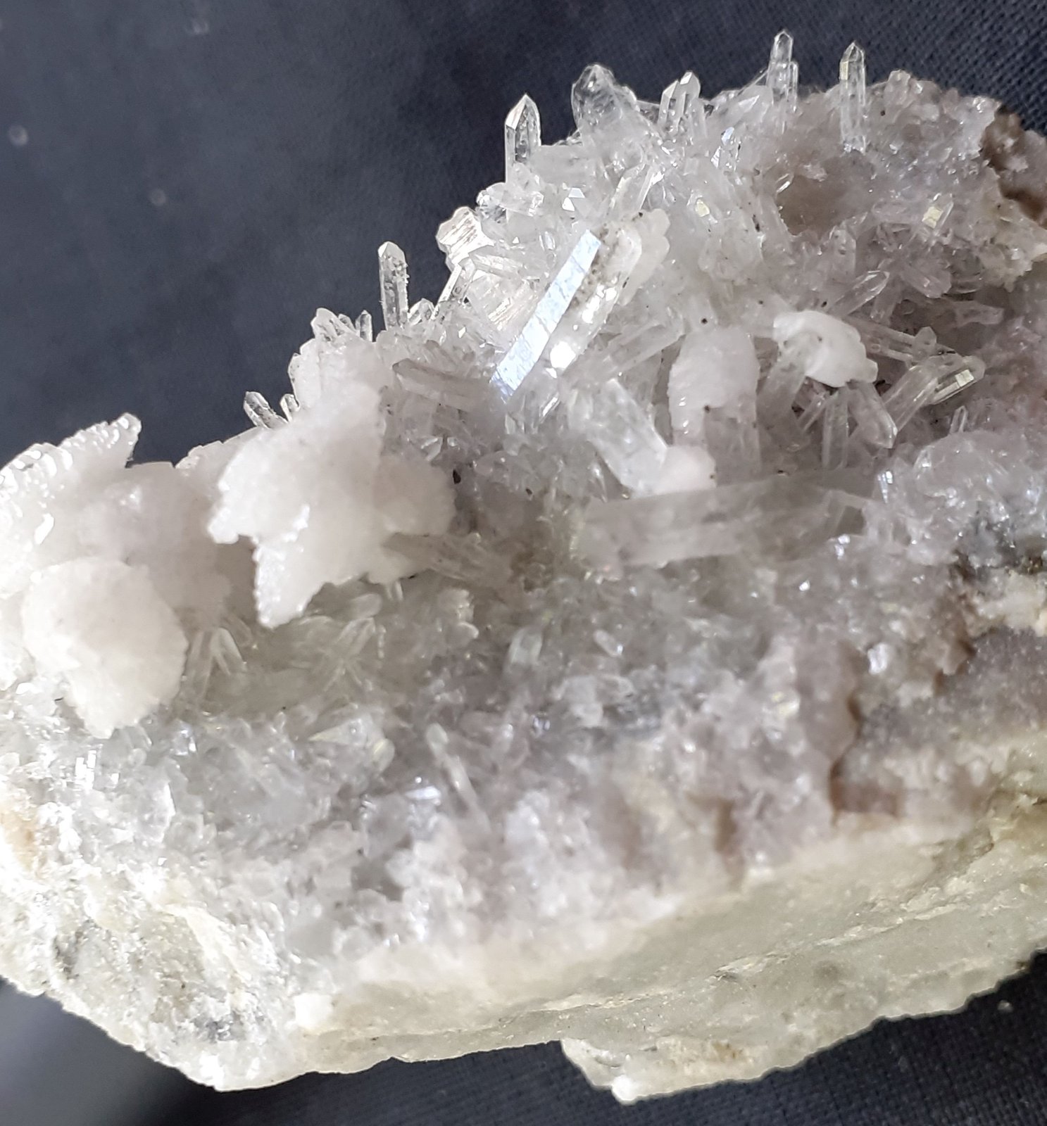 Quartz, Calcite
6 x 4 cm
(Autor: Volkmar Stingl)