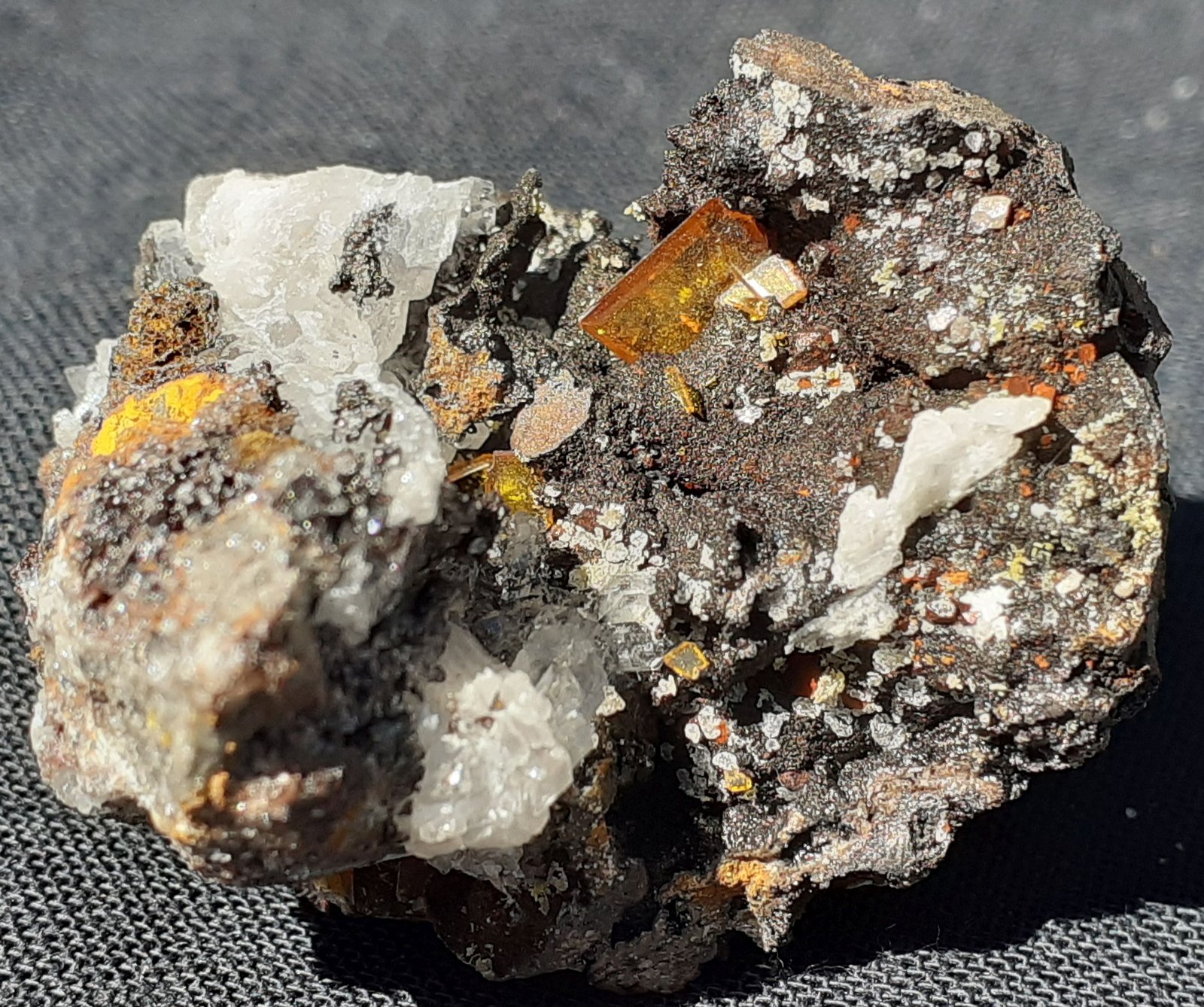 Wulfenite
3 x 2,5 cm
(Autor: Volkmar Stingl)