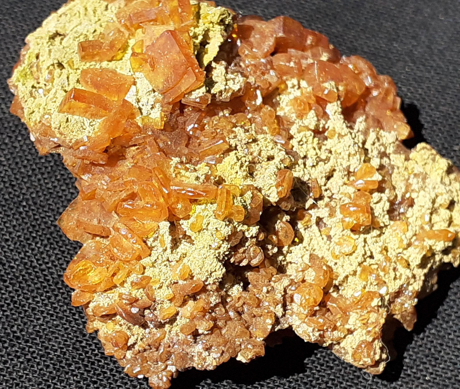 Wulfenite
4 x 3 cm
(Autor: Volkmar Stingl)