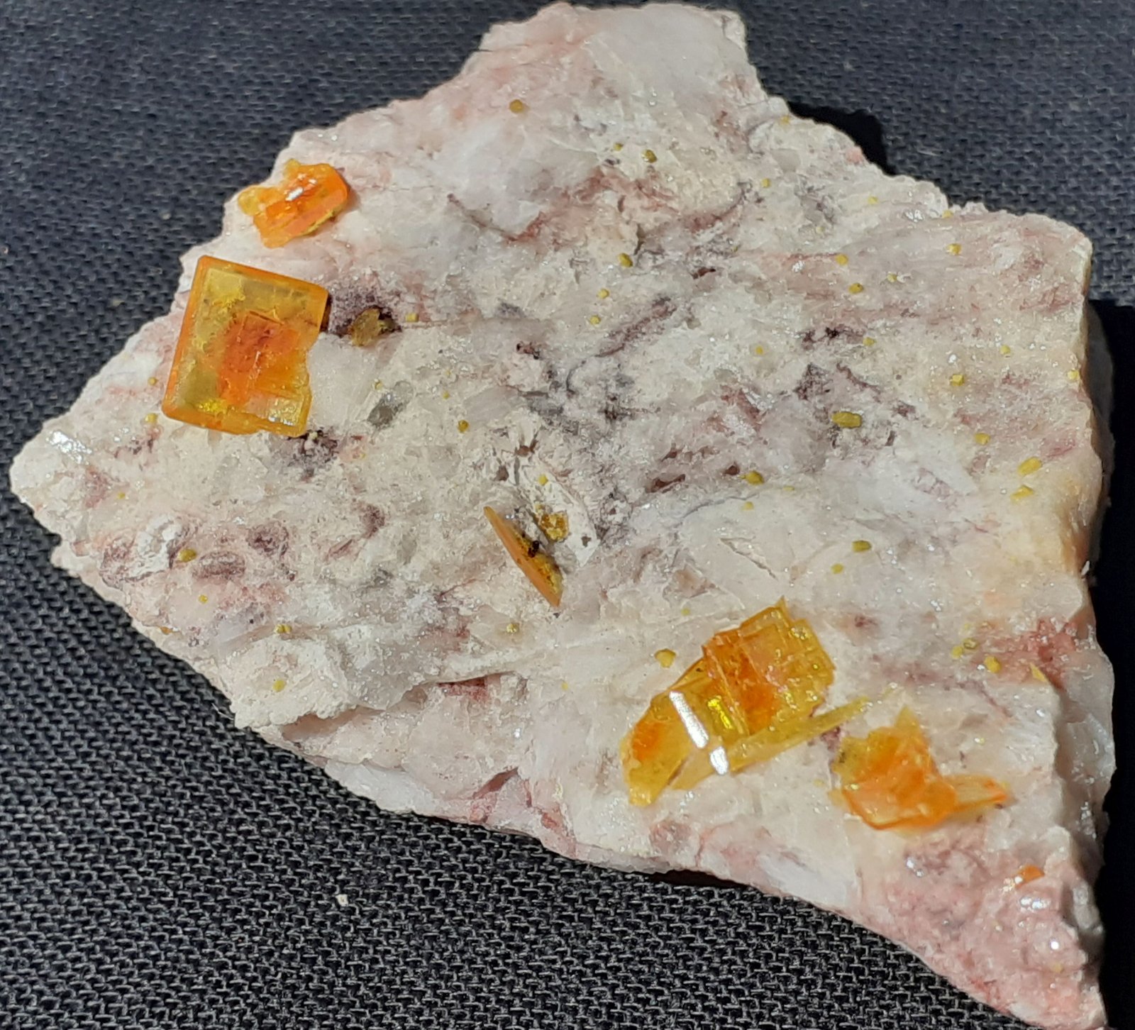 Wulfenite
4 x 3 cm
(Autor: Volkmar Stingl)