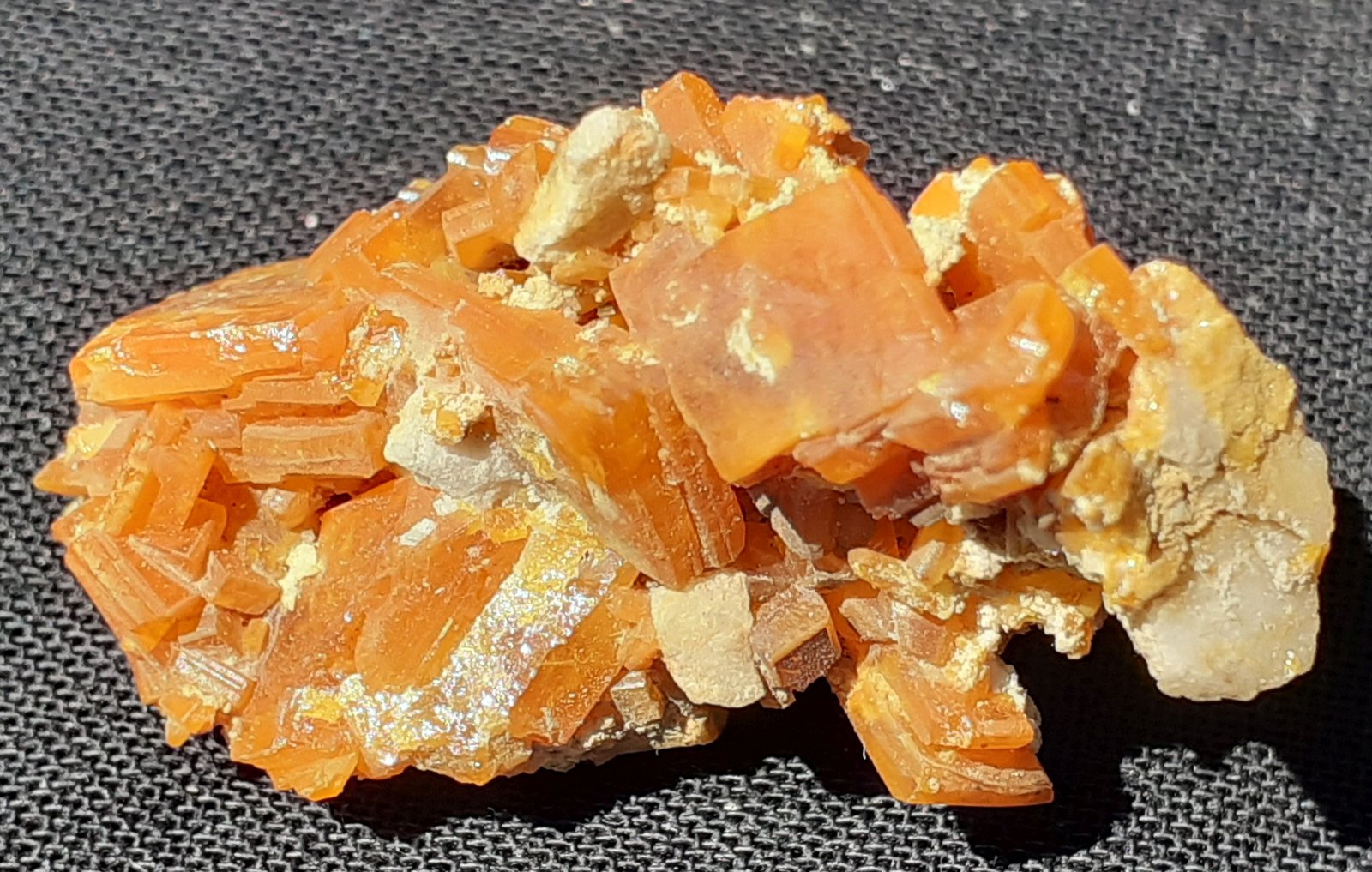 Wulfenite
3 x 1,5 cm
(Autor: Volkmar Stingl)