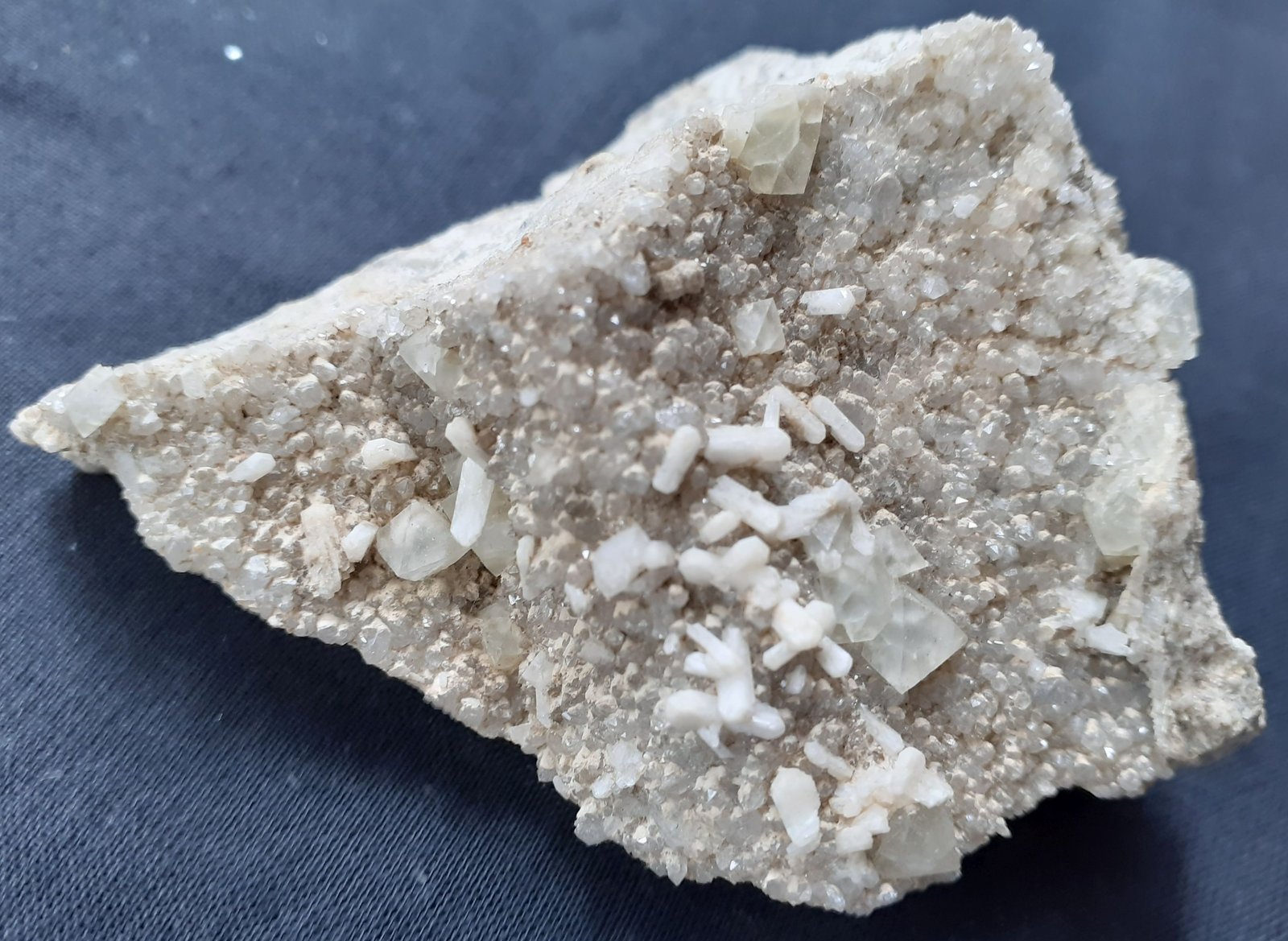 Fluorite, Stellerite, Quartz, Epistilbite, Heulandite
7 x 5 cm
(Autor: Volkmar Stingl)