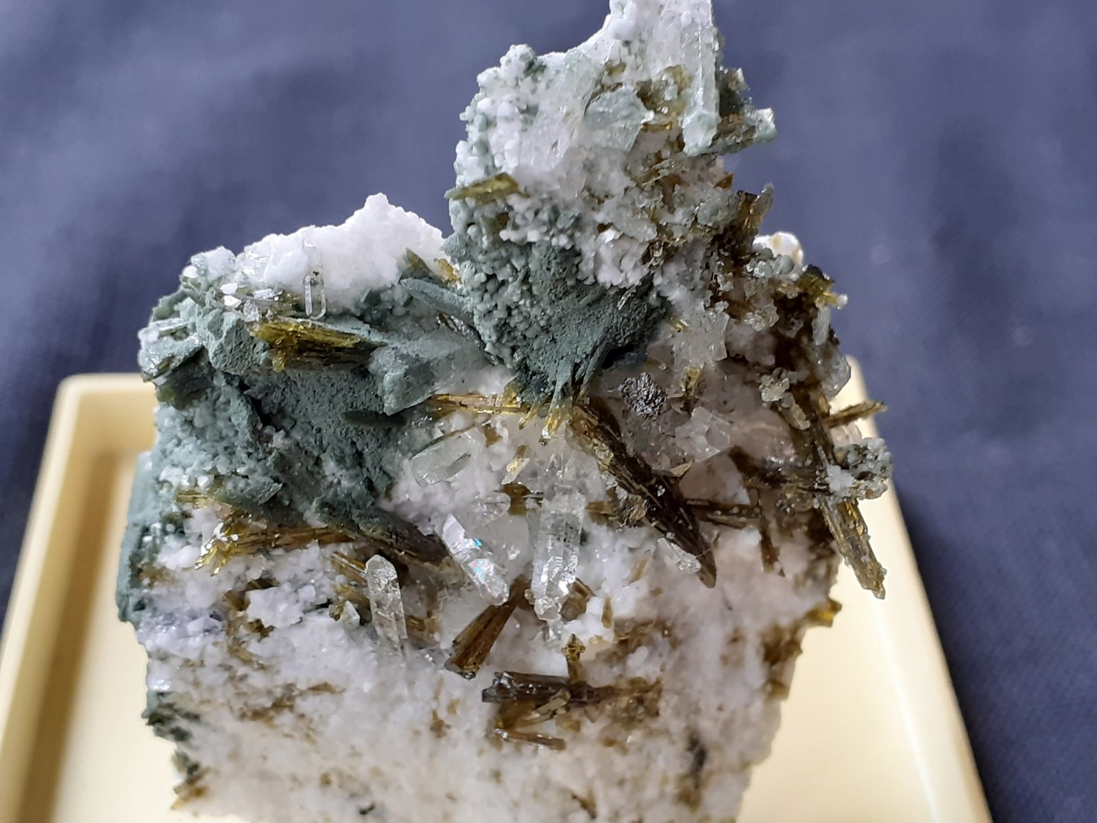 Epidote, Quartz, Titanite, Orthoclase (variety adularia), Prehnite
4,5 x 3,5 cm
(Autor: Volkmar Stingl)
