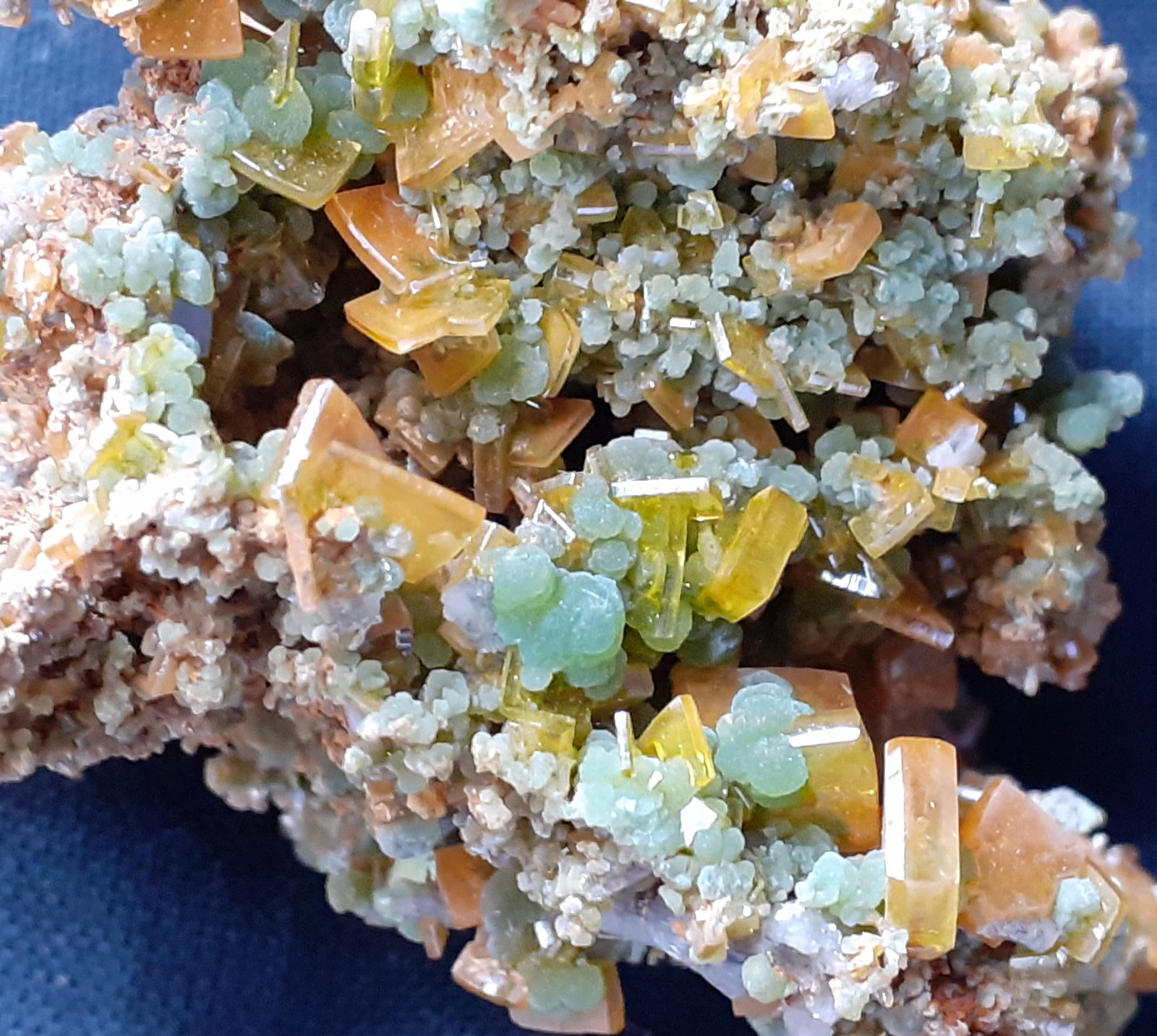Wulfenite, Mimetite
4 x 3 cm
(Autor: Volkmar Stingl)